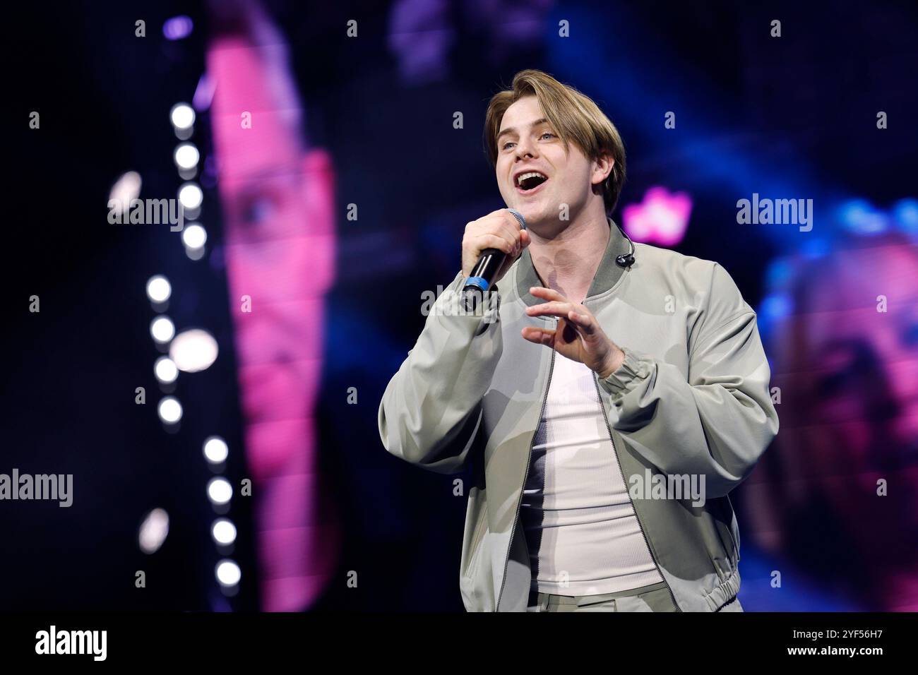 Sänger Vincent Gross bei seinem Auftritt bei die Schlagernacht des Jahres 2024 - Das Original in der Rudolf Weber-Arena. Oberhausen, 02.11.2024 NRW Deutschland *** il cantante Vincent Gross durante la sua performance al Die Schlagernacht des Jahres 2024 Das Original nella Rudolf Weber Arena Oberhausen, 02 11 2024 NRW Germania Copyright: XChristophxHardtx Foto Stock