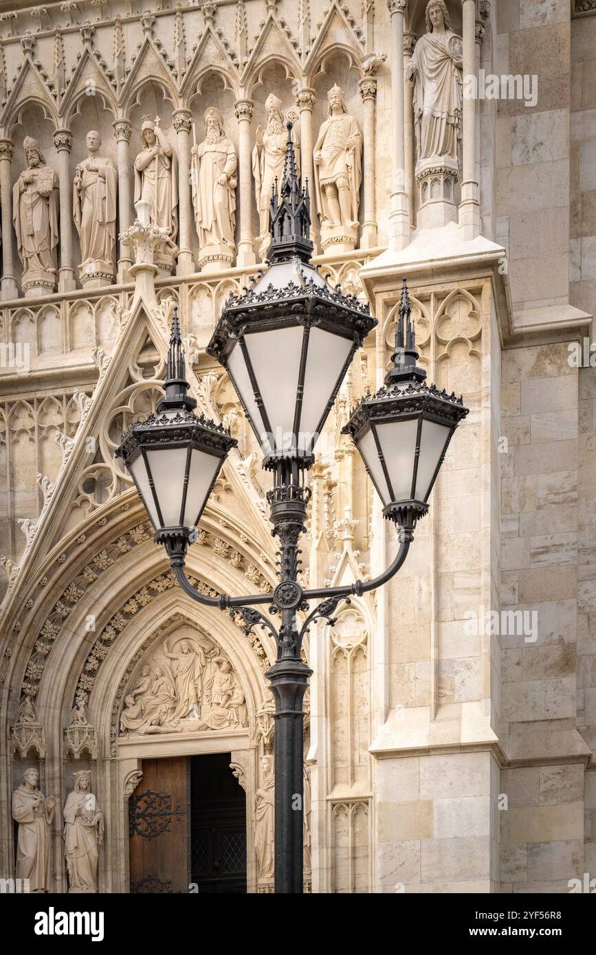 Intricati lavori in pietra all'ingresso della Votivkirche, Vienna, Austria, Europa. Foto Stock
