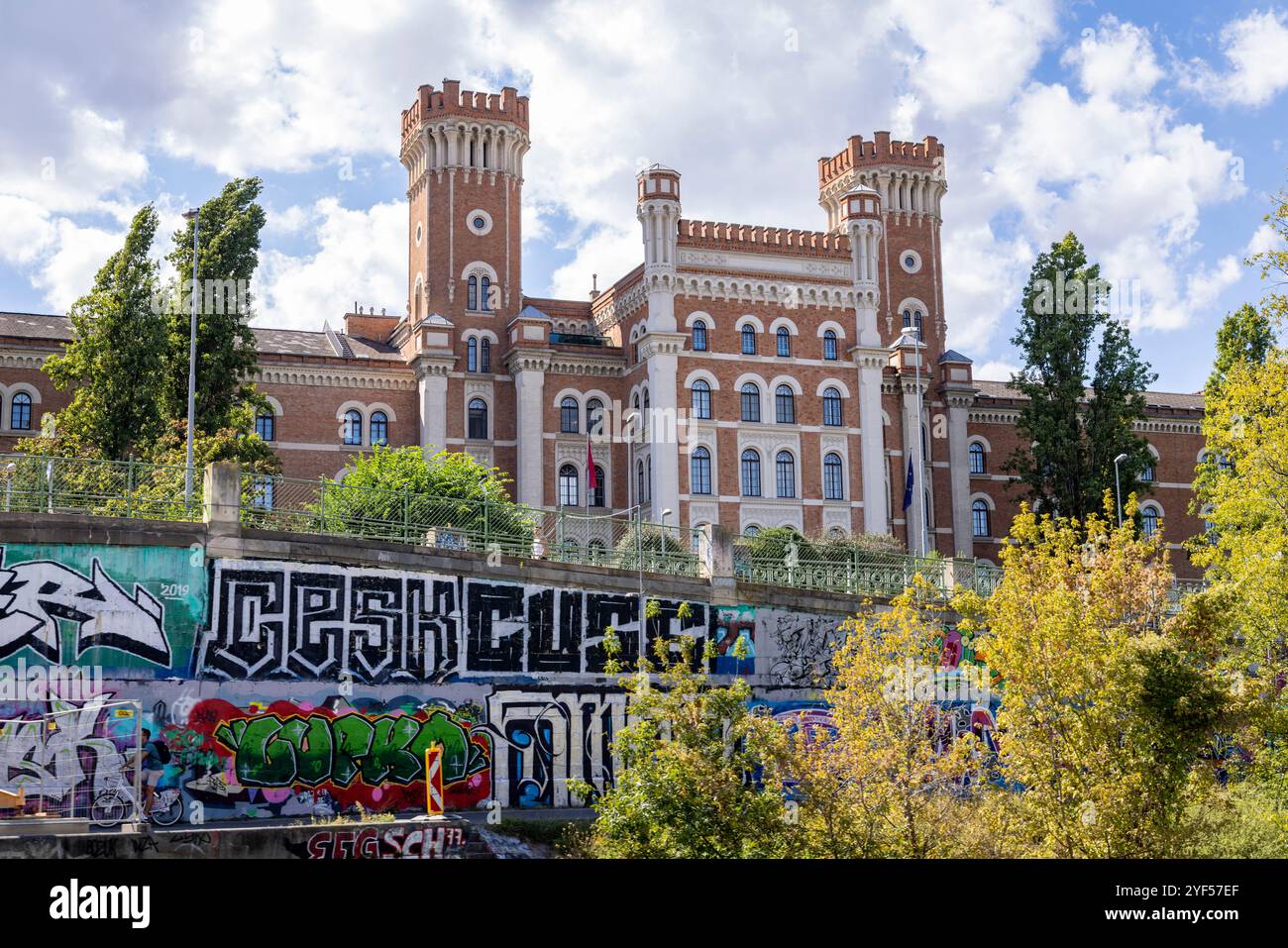 Vista dal Donaukanal della caserma Rossauer, Vienna, Austria, Europa. Foto Stock