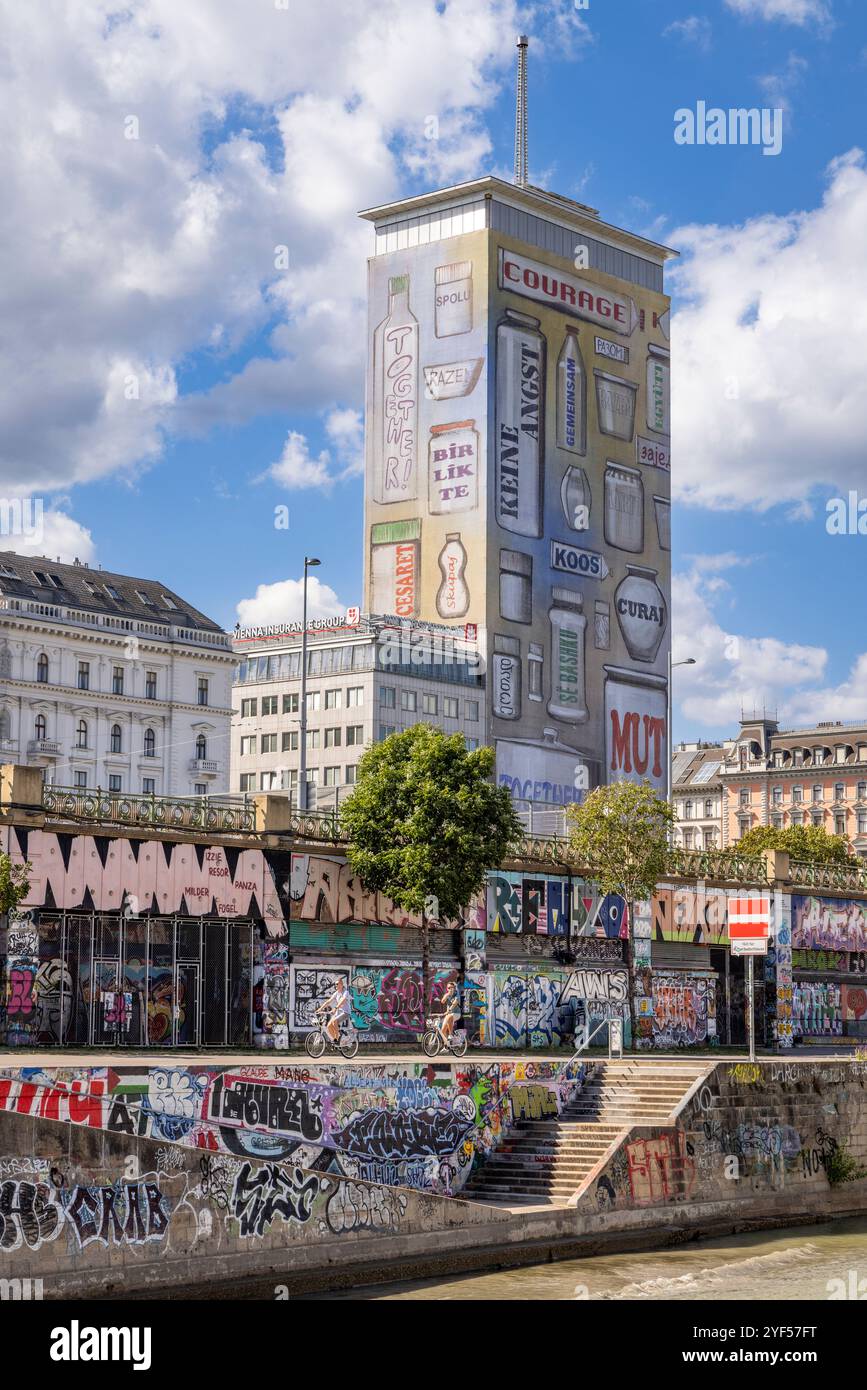 Vista di Wiener Städtische dal canale del Danubio, Vienna, Austria, Europa. Foto Stock