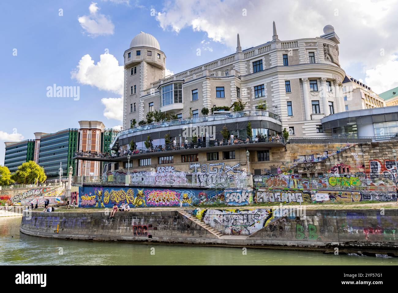 Vista dell'Osservatorio di Urania dal Donaukanal, Vienna, Austria, Europa. Foto Stock
