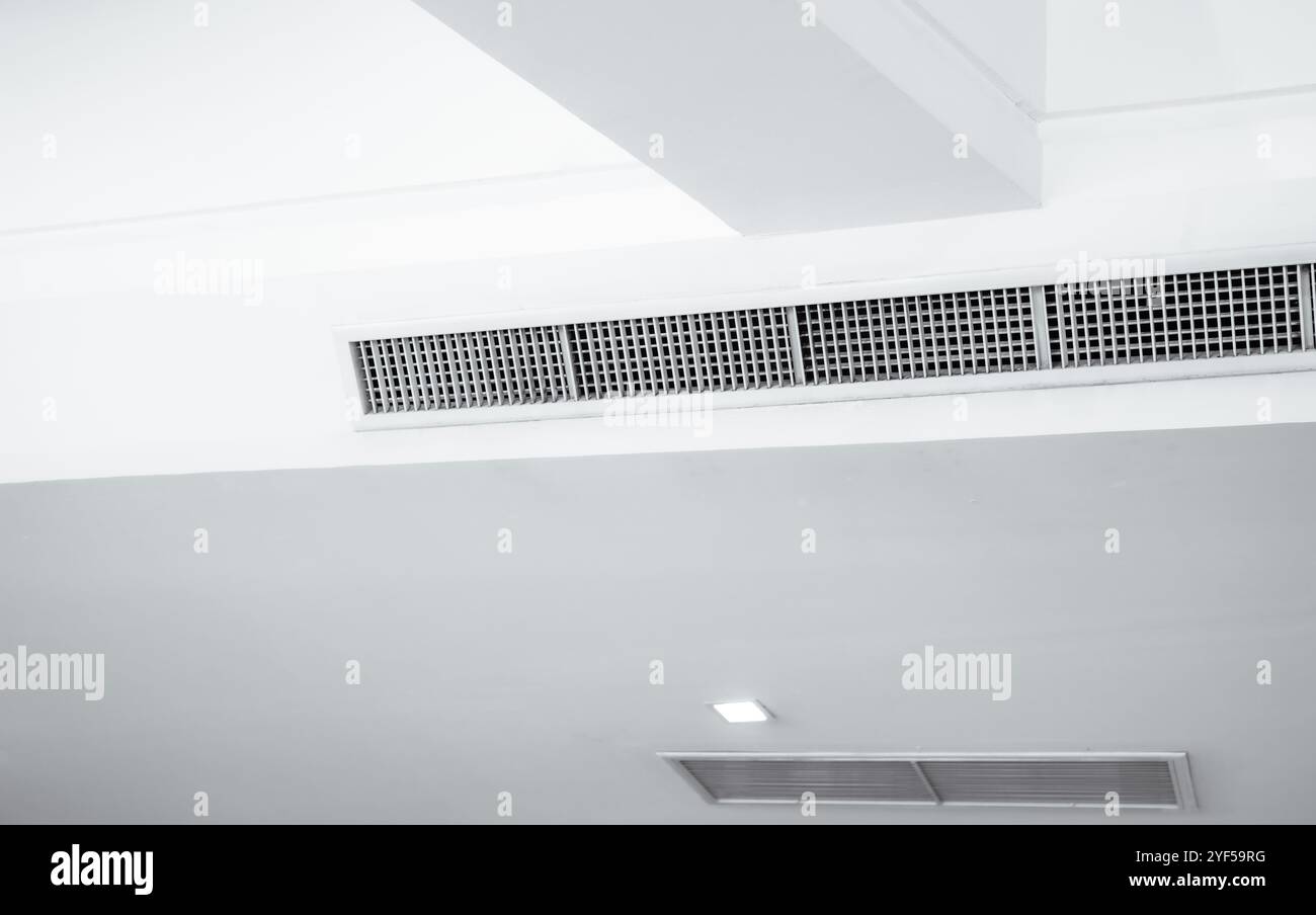 Flusso d'aria e sistema di ventilazione. Unità di trattamento dell'aria sulle pareti a soffitto per un raffreddamento efficiente. Ventilazione degli edifici. Unità di trattamento aria e clima Foto Stock
