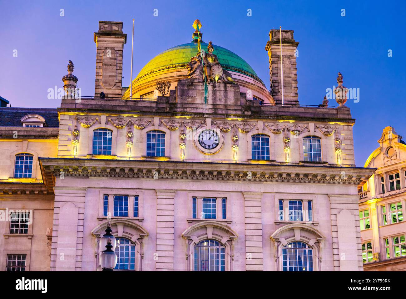 Statua della Britannia, orologio e cupola, 1924-7 ex Alliance Life Insurance e County Fire Office a Piccadilly Circus, Londra, Inghilterra Foto Stock