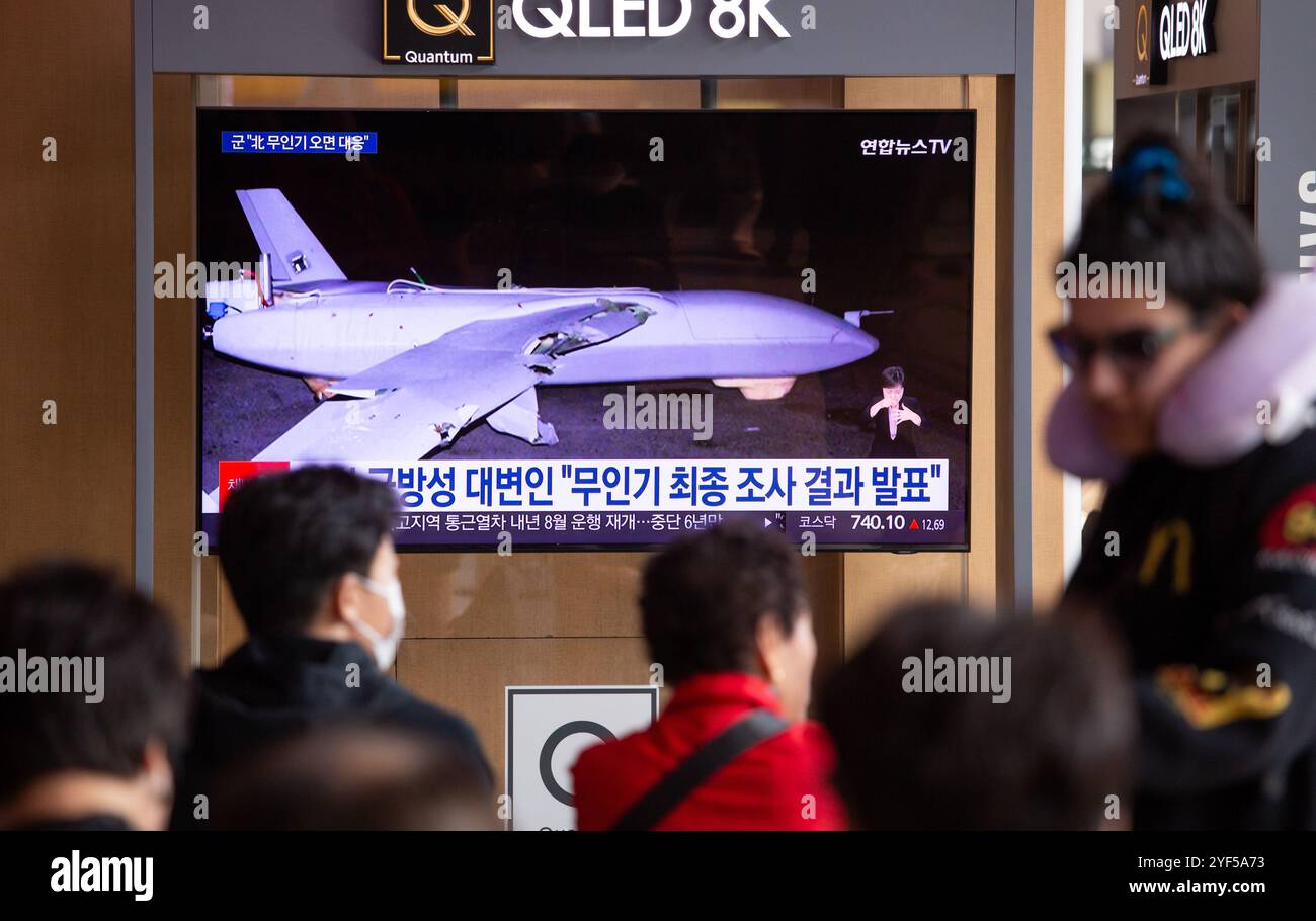 Notizie su un drone schiantato a Pyongyang, 28 ottobre 2024: Uno schermo televisivo mostra la foto ufficiale della Corea del Nord della Korean Central News Agency dei resti di un drone che Pyongyang insiste sia stato inviato dall'esercito sudcoreano, in una stazione ferroviaria di Seoul, Corea del Sud. La Corea del Nord ha affermato che i droni sudcoreani che trasportavano volantini di propaganda anti-Corea del Nord sono stati rilevati tre volte su Pyongyang in ottobre e il Nord ha detto che la sua analisi del registro di volo di un drone schiantato a Pyongyang ha mostrato che è decollato da un'isola di confine sudcoreana nel Mar giallo, secondo i media locali. (Foto b Foto Stock