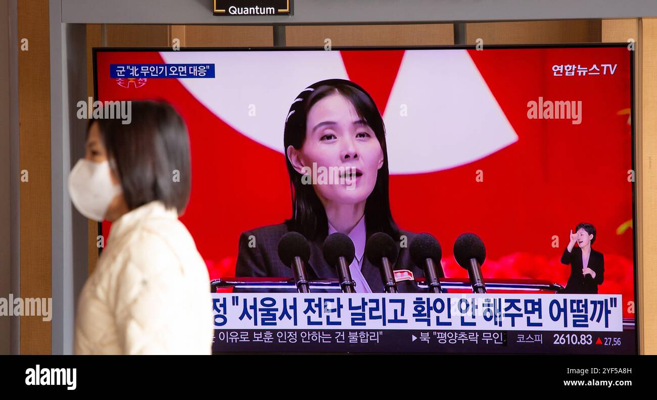 Notizie su un drone schiantato a Pyongyang, 28 ottobre 2024: Uno schermo TV mostra un video di Kim Yo-Jong, l'influente sorella del leader nordcoreano Kim Jong-un, in una stazione ferroviaria di Seoul, Corea del Sud. La Corea del Nord ha affermato che i droni sudcoreani che trasportavano volantini di propaganda anti-Corea del Nord sono stati rilevati tre volte su Pyongyang in ottobre e il Nord ha detto che la sua analisi del registro di volo di un drone schiantato a Pyongyang ha mostrato che è decollato da un'isola di confine sudcoreana nel Mar giallo, secondo i media locali. (Foto di Lee Jae-won/AFLO) Foto Stock