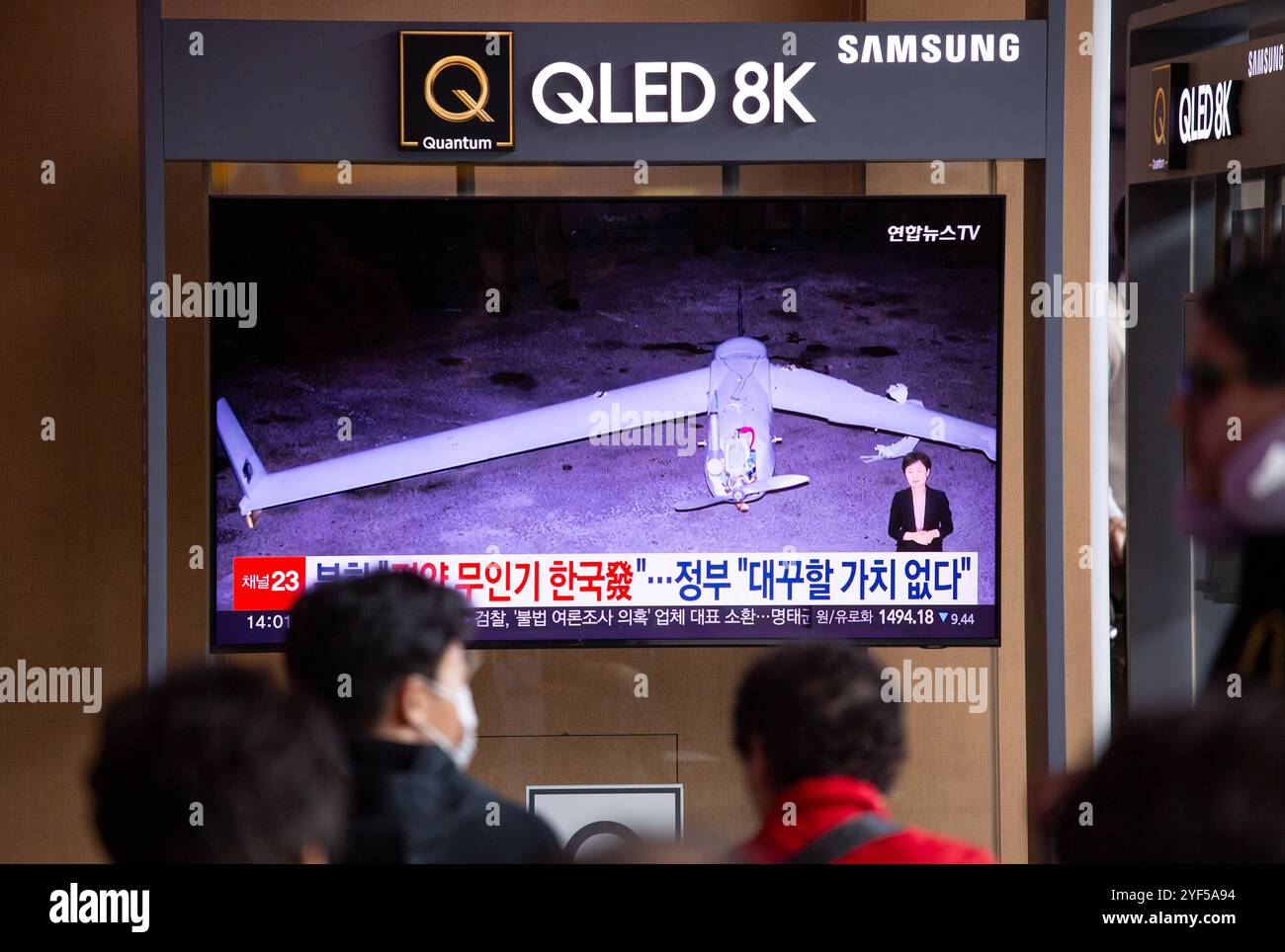 Notizie su un drone schiantato a Pyongyang, 28 ottobre 2024: Uno schermo televisivo mostra la foto ufficiale della Corea del Nord della Korean Central News Agency dei resti di un drone che Pyongyang insiste sia stato inviato dall'esercito sudcoreano, in una stazione ferroviaria di Seoul, Corea del Sud. La Corea del Nord ha affermato che i droni sudcoreani che trasportavano volantini di propaganda anti-Corea del Nord sono stati rilevati tre volte su Pyongyang in ottobre e il Nord ha detto che la sua analisi del registro di volo di un drone schiantato a Pyongyang ha mostrato che è decollato da un'isola di confine sudcoreana nel Mar giallo, secondo i media locali. (Foto b Foto Stock