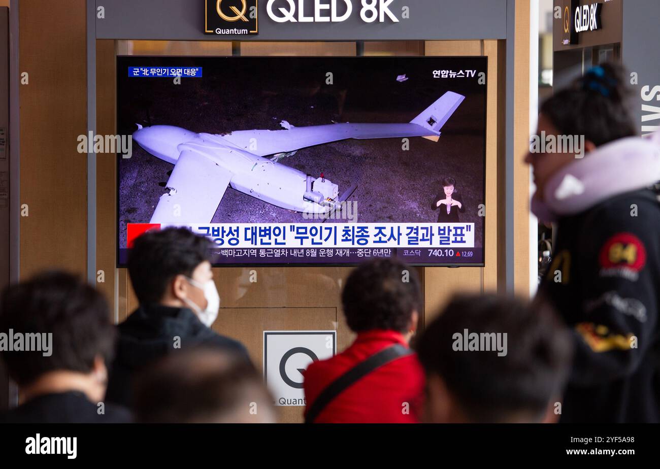 Notizie su un drone schiantato a Pyongyang, 28 ottobre 2024: Uno schermo televisivo mostra la foto ufficiale della Corea del Nord della Korean Central News Agency dei resti di un drone che Pyongyang insiste sia stato inviato dall'esercito sudcoreano, in una stazione ferroviaria di Seoul, Corea del Sud. La Corea del Nord ha affermato che i droni sudcoreani che trasportavano volantini di propaganda anti-Corea del Nord sono stati rilevati tre volte su Pyongyang in ottobre e il Nord ha detto che la sua analisi del registro di volo di un drone schiantato a Pyongyang ha mostrato che è decollato da un'isola di confine sudcoreana nel Mar giallo, secondo i media locali. (Foto b Foto Stock