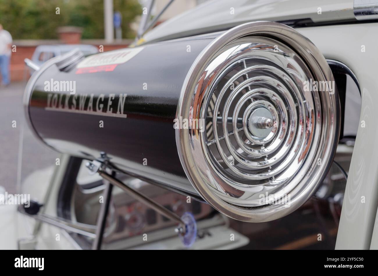 Carryduff County Down Northern Ireland 21 settembre 2024 - Firestone Car Cooler montato sul finestrino laterale di un Maggiolino Volkswagen Foto Stock