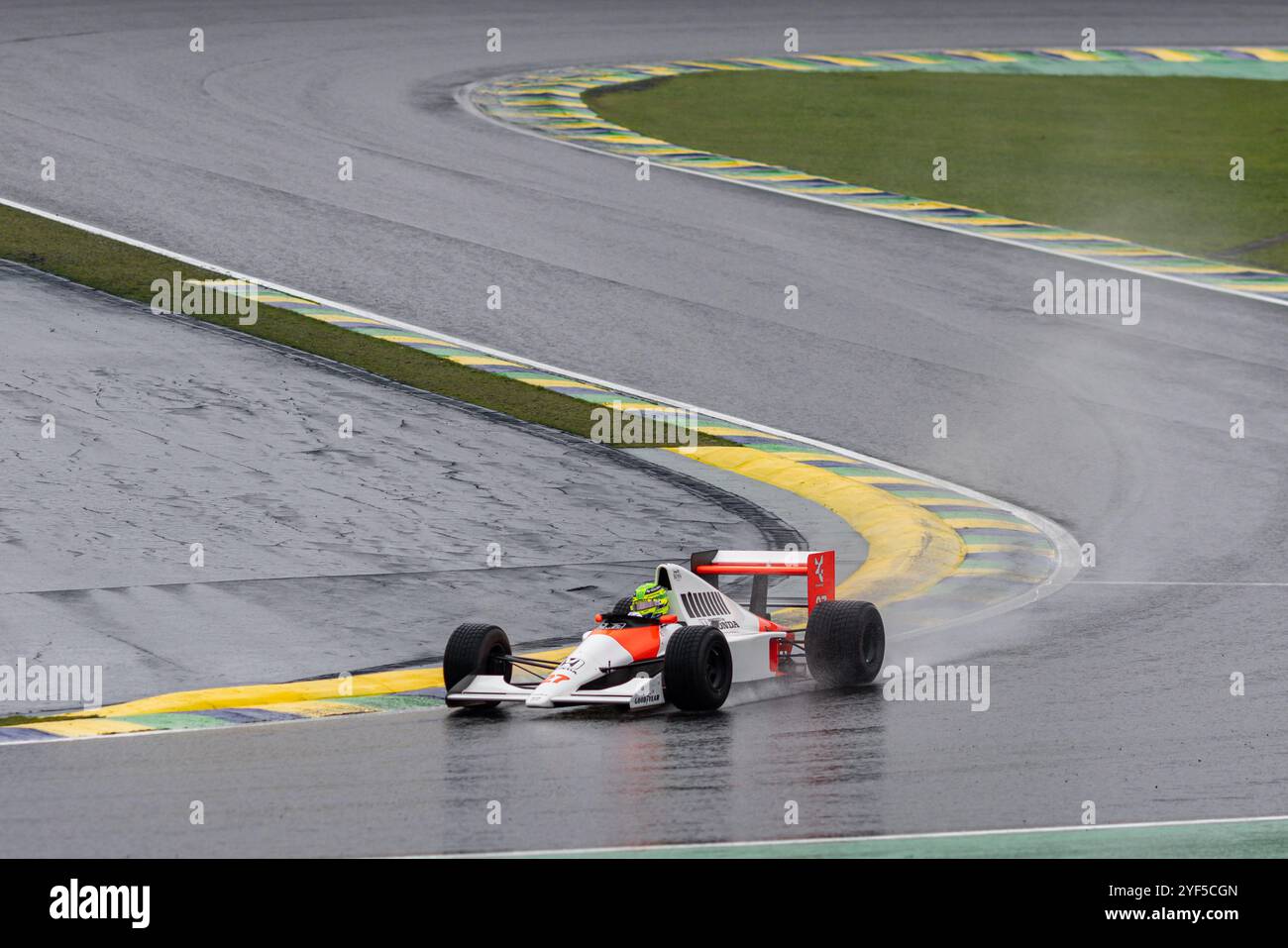 San Paolo, Brasile. 3 novembre 2024. SAN PAOLO, BRASILE - 3 NOVEMBRE: Lewis Hamilton della Gran Bretagna e Mercedes guida la McLaren MP4/5 1990 in omaggio al compianto Ayrton Senna in pista prima durante il Gran Premio del Brasile di Formula 1 FIA all'autodromo Jose Carlos Pace il 3 novembre 2024 a Interlagos, San Paolo, Brasile. (Rodolfo Buhrer /SPP) credito: SPP Sport Press Photo. /Alamy Live News Foto Stock