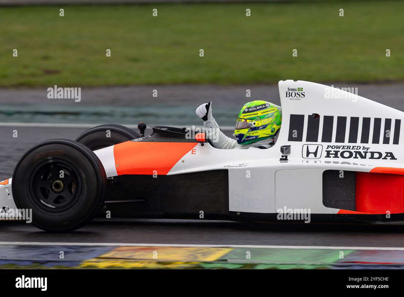 San Paolo, Brasile. 3 novembre 2024. SAN PAOLO, BRASILE - 3 NOVEMBRE: Lewis Hamilton della Gran Bretagna e Mercedes guida la McLaren MP4/5 1990 in omaggio al compianto Ayrton Senna in pista prima durante il Gran Premio del Brasile di Formula 1 FIA all'autodromo Jose Carlos Pace il 3 novembre 2024 a Interlagos, San Paolo, Brasile. (Rodolfo Buhrer /SPP) credito: SPP Sport Press Photo. /Alamy Live News Foto Stock