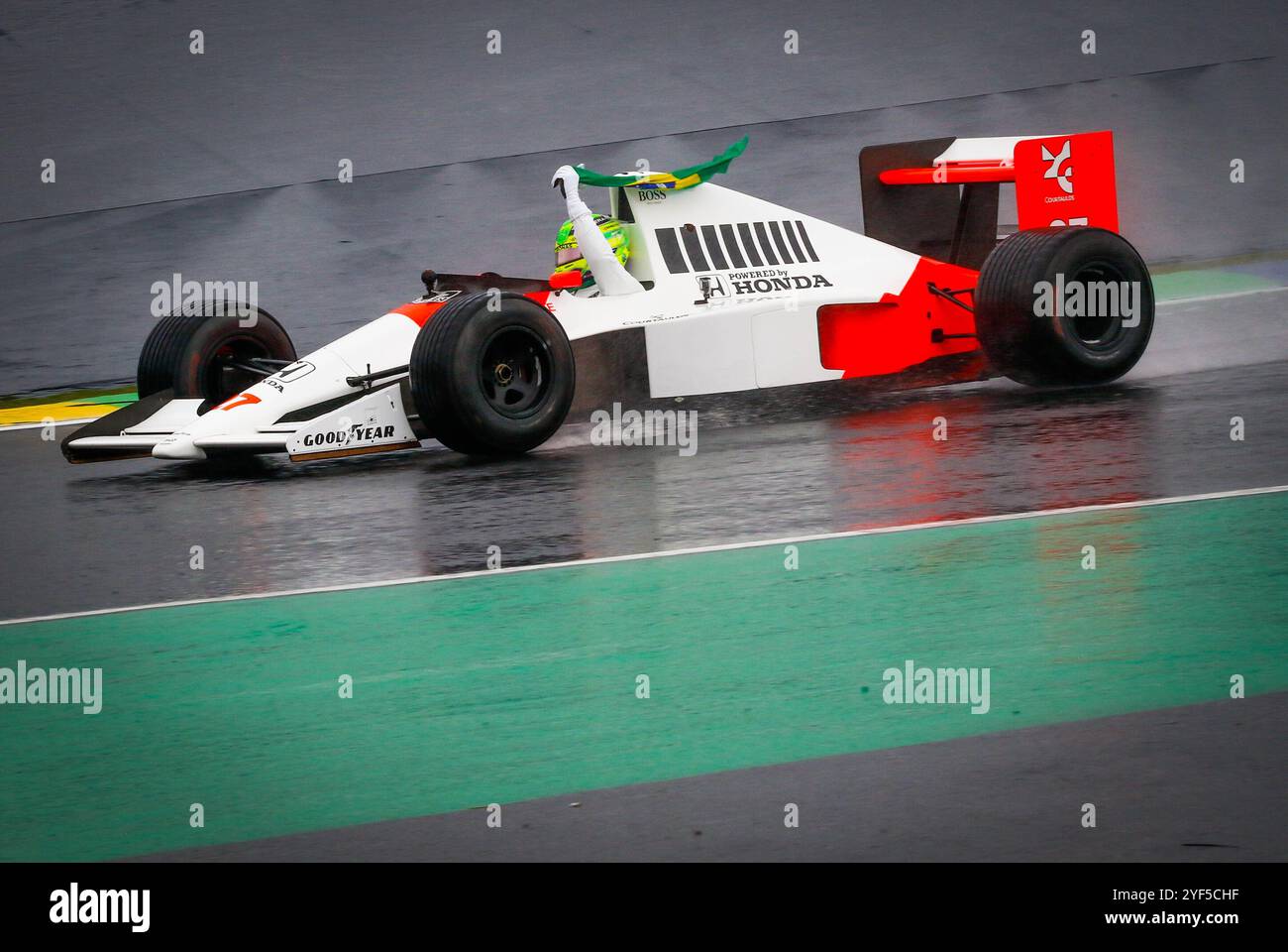 São PAOLO, SP - 03.11.2024: TREINO CLASSIFICAT'RIO GP F1 LENOVO SP - si svolge questa domenica (03) sul circuito di Interlagos, a sud della capitale di São Paolo, dopo essere stato rinviato a causa della pioggia pesante che è caduta questo sabato (02), la formazione di qualificazione per il Gran Premio Lenovo di Formula 1 di São Paolo 2024. Nella foto, in omaggio all'ex pilota brasiliano Ayrton Senna. Il pilota, Lewis Hamilton #44, MERCEDES, guida la McLaren MP4/5, del due volte campionato del mondo. (Foto: Aloisio Mauricio/Fotoarena) Foto Stock