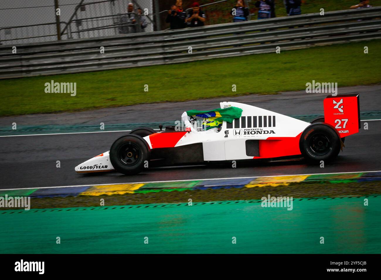 São PAOLO, SP - 03.11.2024: TREINO CLASSIFICAT'RIO GP F1 LENOVO SP - si svolge questa domenica (03) sul circuito di Interlagos, a sud della capitale di São Paolo, dopo essere stato rinviato a causa della pioggia pesante che è caduta questo sabato (02), la formazione di qualificazione per il Gran Premio Lenovo di Formula 1 di São Paolo 2024. Nella foto, in omaggio all'ex pilota brasiliano Ayrton Senna. Il pilota, Lewis Hamilton #44, MERCEDES, guida la McLaren MP4/5, del due volte campionato del mondo. (Foto: Aloisio Mauricio/Fotoarena) Foto Stock