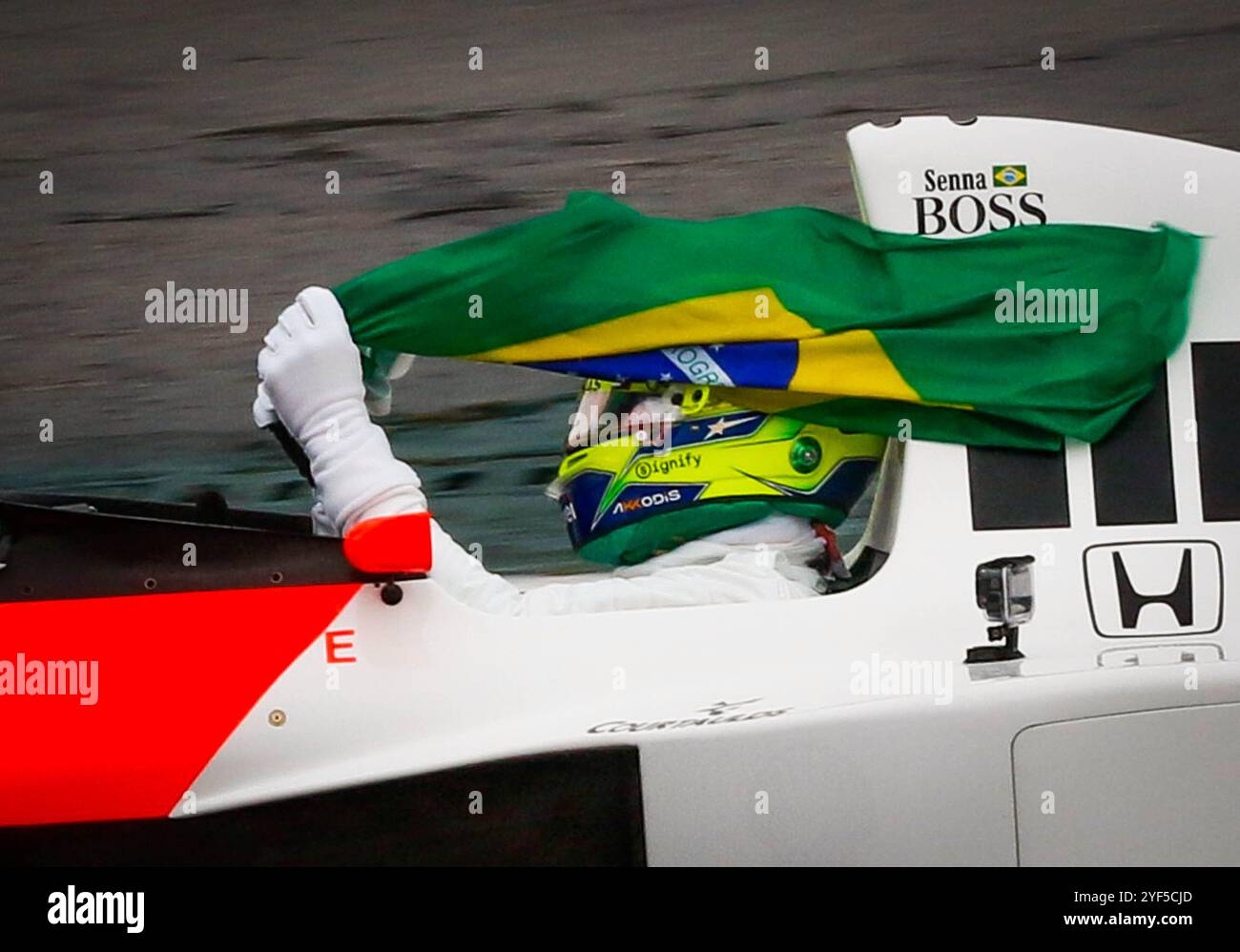 São PAOLO, SP - 03.11.2024: TREINO CLASSIFICAT'RIO GP F1 LENOVO SP - si svolge questa domenica (03) sul circuito di Interlagos, a sud della capitale di São Paolo, dopo essere stato rinviato a causa della pioggia pesante che è caduta questo sabato (02), la formazione di qualificazione per il Gran Premio Lenovo di Formula 1 di São Paolo 2024. Nella foto, in omaggio all'ex pilota brasiliano Ayrton Senna. Il pilota, Lewis Hamilton #44, MERCEDES, guida la McLaren MP4/5, del due volte campionato del mondo. (Foto: Aloisio Mauricio/Fotoarena) Foto Stock