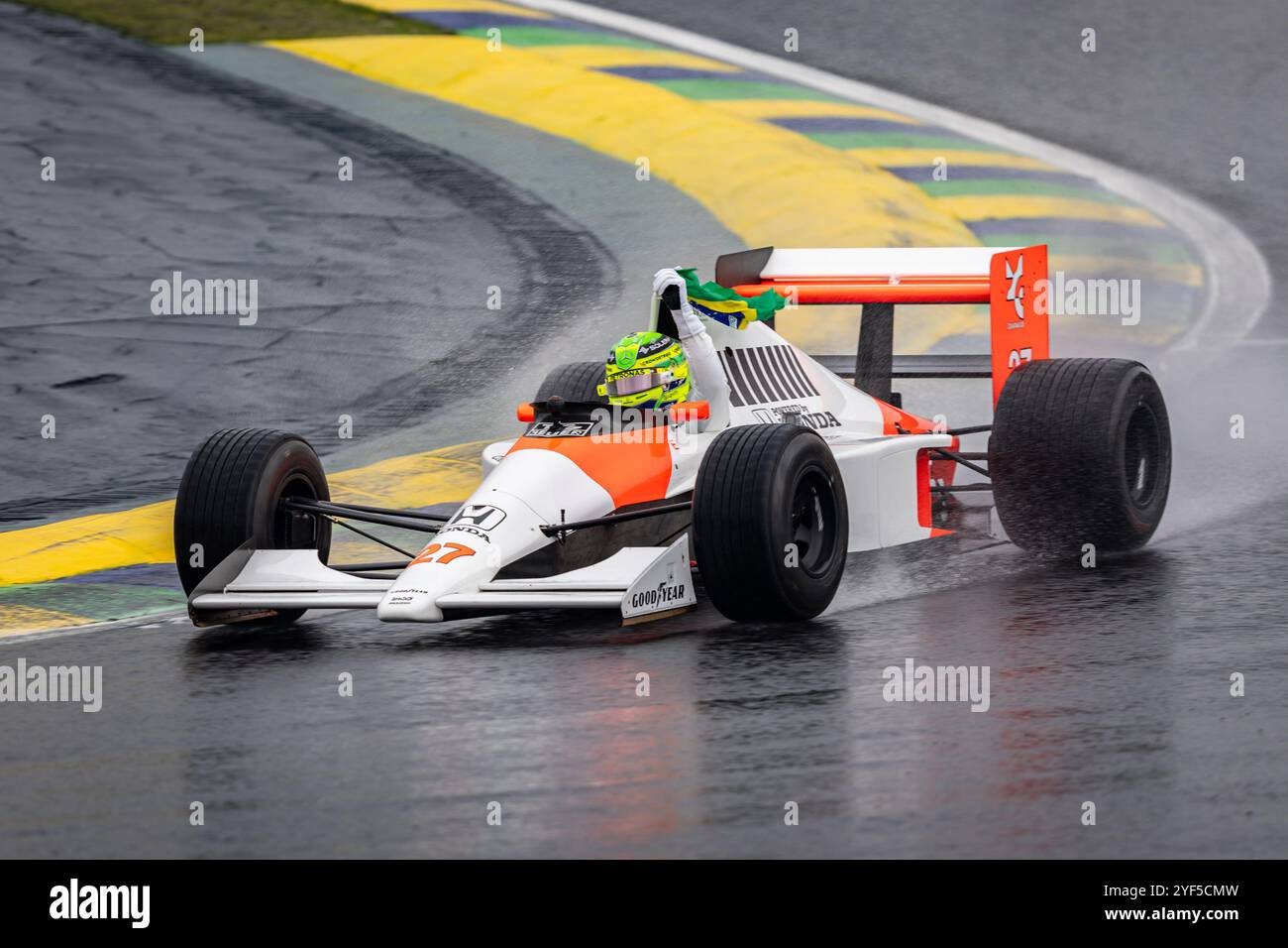 San Paolo, Brasile. 3 novembre 2024. SAN PAOLO, BRASILE - 3 NOVEMBRE: Lewis Hamilton della Gran Bretagna e Mercedes guida la McLaren MP4/5 1990 in omaggio al compianto Ayrton Senna in pista prima durante il Gran Premio del Brasile di Formula 1 FIA all'autodromo Jose Carlos Pace il 3 novembre 2024 a Interlagos, San Paolo, Brasile. (Rodolfo Buhrer /SPP) credito: SPP Sport Press Photo. /Alamy Live News Foto Stock
