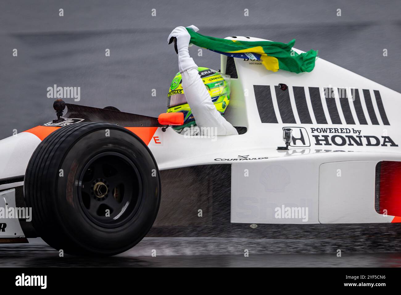 San Paolo, Brasile. 3 novembre 2024. SAN PAOLO, BRASILE - 3 NOVEMBRE: Lewis Hamilton della Gran Bretagna e Mercedes guida la McLaren MP4/5 1990 in omaggio al compianto Ayrton Senna in pista prima durante il Gran Premio del Brasile di Formula 1 FIA all'autodromo Jose Carlos Pace il 3 novembre 2024 a Interlagos, San Paolo, Brasile. (Rodolfo Buhrer /SPP) credito: SPP Sport Press Photo. /Alamy Live News Foto Stock