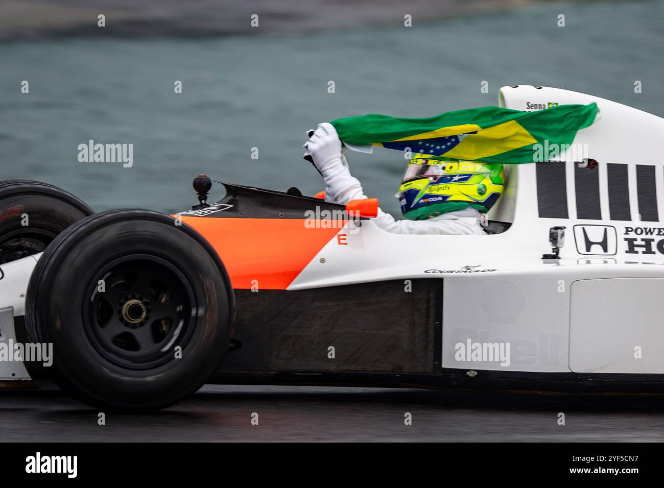San Paolo, Brasile. 3 novembre 2024. SAN PAOLO, BRASILE - 3 NOVEMBRE: Lewis Hamilton della Gran Bretagna e Mercedes guida la McLaren MP4/5 1990 in omaggio al compianto Ayrton Senna in pista prima durante il Gran Premio del Brasile di Formula 1 FIA all'autodromo Jose Carlos Pace il 3 novembre 2024 a Interlagos, San Paolo, Brasile. (Rodolfo Buhrer /SPP) credito: SPP Sport Press Photo. /Alamy Live News Foto Stock