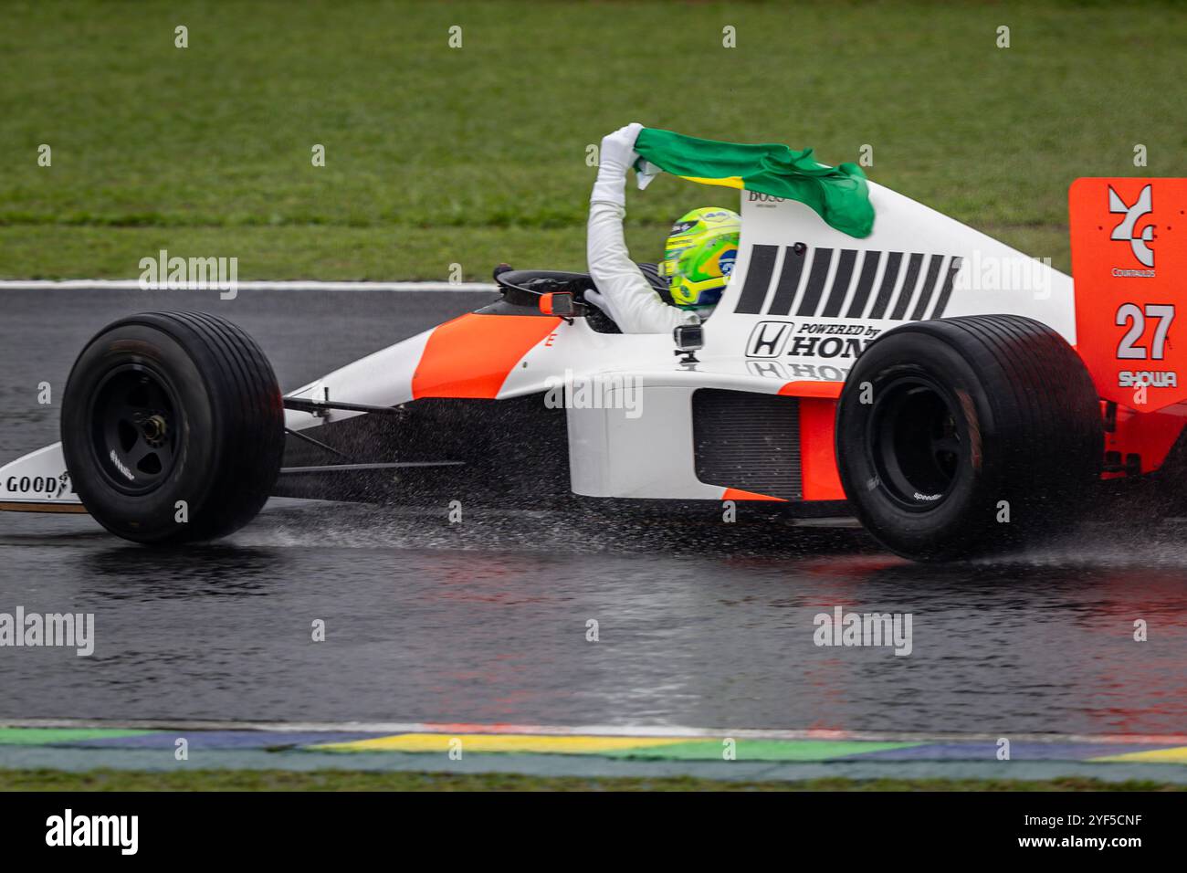 San Paolo, Brasile. 3 novembre 2024. SAN PAOLO, BRASILE - 3 NOVEMBRE: Lewis Hamilton della Gran Bretagna e Mercedes guida la McLaren MP4/5 1990 in omaggio al compianto Ayrton Senna in pista prima durante il Gran Premio del Brasile di Formula 1 FIA all'autodromo Jose Carlos Pace il 3 novembre 2024 a Interlagos, San Paolo, Brasile. (Rodolfo Buhrer /SPP) credito: SPP Sport Press Photo. /Alamy Live News Foto Stock