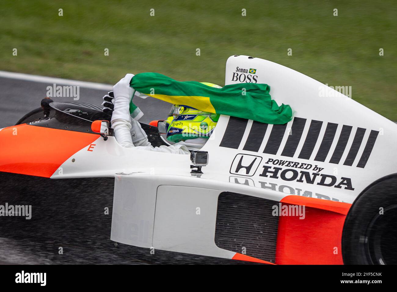 San Paolo, Brasile. 3 novembre 2024. SAN PAOLO, BRASILE - 3 NOVEMBRE: Lewis Hamilton della Gran Bretagna e Mercedes guida la McLaren MP4/5 1990 in omaggio al compianto Ayrton Senna in pista prima durante il Gran Premio del Brasile di Formula 1 FIA all'autodromo Jose Carlos Pace il 3 novembre 2024 a Interlagos, San Paolo, Brasile. (Rodolfo Buhrer /SPP) credito: SPP Sport Press Photo. /Alamy Live News Foto Stock