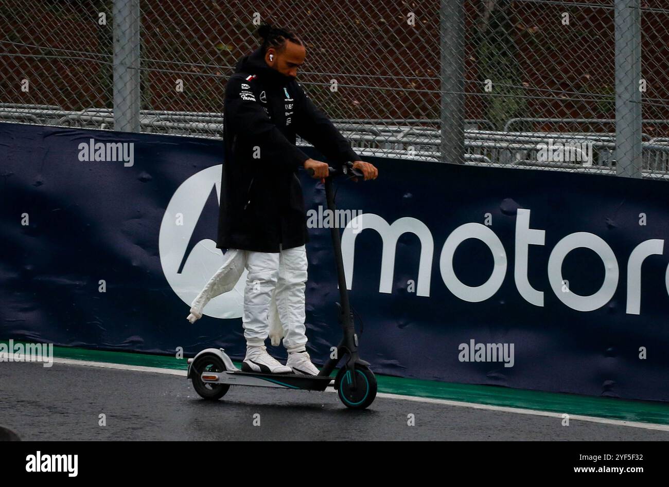 São PAOLO, SP - 03.11.2024: TREINO CLASSIFICAT'RIO GP F1 LENOVO SP - si svolge questa domenica (03) sul circuito di Interlagos, a sud della capitale di São Paolo, dopo essere stato rinviato a causa della pioggia pesante che è caduta questo sabato (02), la formazione di qualificazione per il Gran Premio Lenovo di Formula 1 di São Paolo 2024. Nella foto, in omaggio all'ex pilota brasiliano Ayrton Senna. Il pilota, Lewis Hamilton #44, MERCEDES, si dirige verso la McLaren MP4/5, due volte campionato del mondo, utilizzando uno scooter. (Foto: Aloisio Mauricio/Fotoarena) Foto Stock