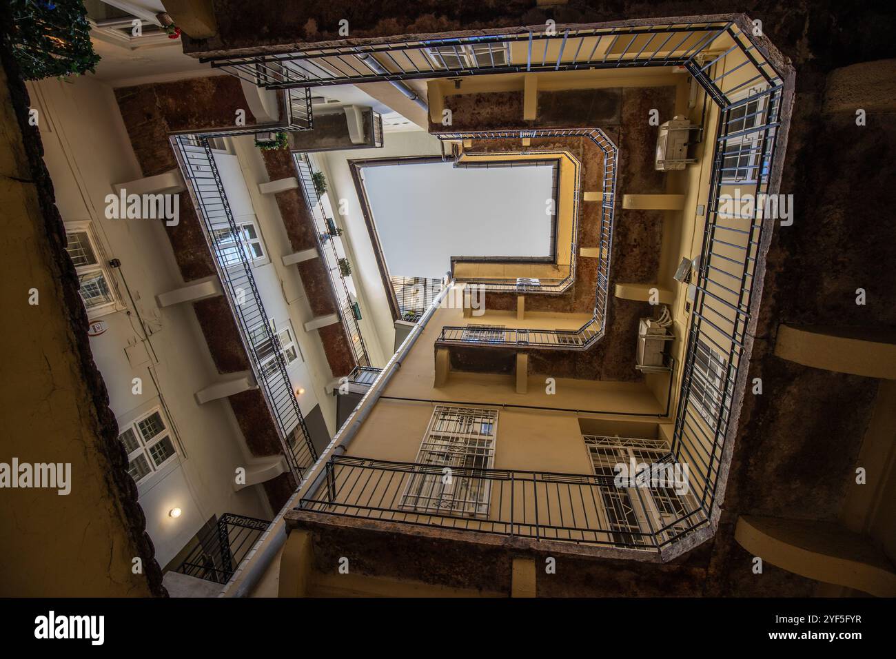 Guarda in alto, cortile di un blocco di case. Tipico di questo tipo di edificio nella storica citta' di Budapest, Ungheria Foto Stock