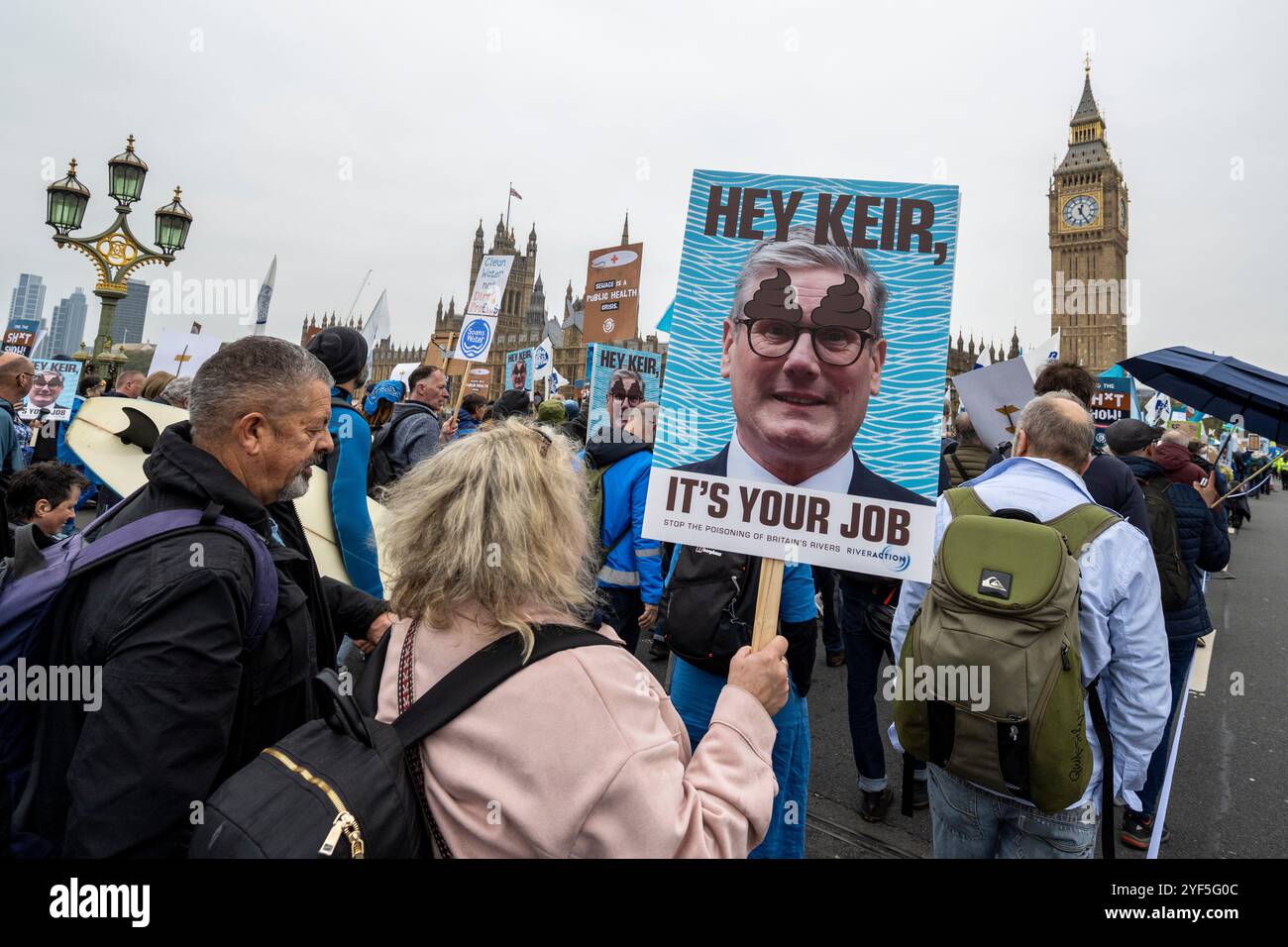 Londra, Regno Unito. 3 novembre 2024. Le persone attraversano il ponte di Westminster durante la marcia per l'acqua pulita, un evento una tantum organizzato da River Action per presentare una petizione al governo per ottenere acqua pulita in tutto il Regno Unito. I partecipanti stanno marciando da Albert Embankment a un raduno in Parliament Square. Crediti: Stephen Chung / Alamy Live News Foto Stock