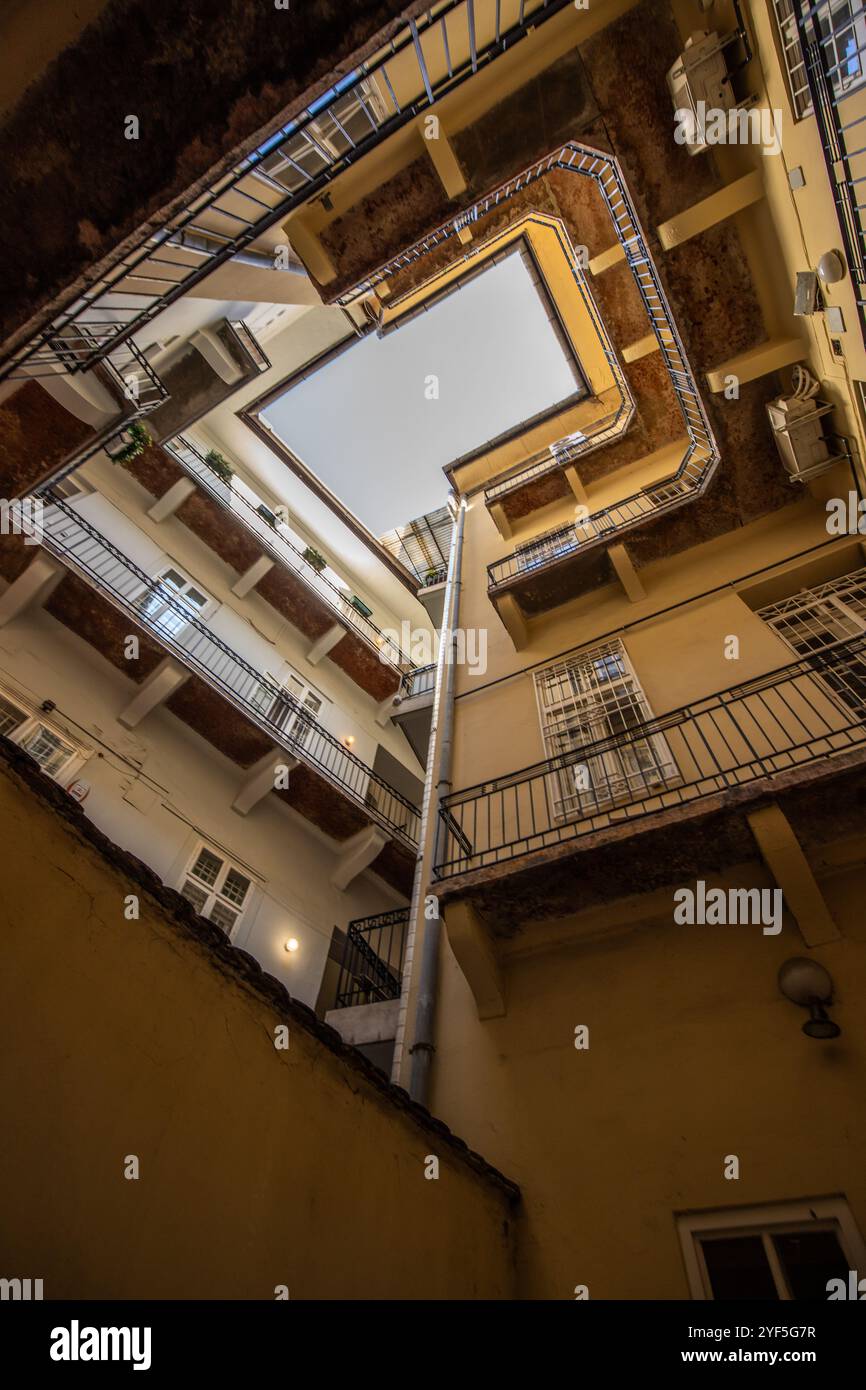 Guarda in alto, cortile di un blocco di case. Tipico di questo tipo di edificio nella storica citta' di Budapest, Ungheria Foto Stock