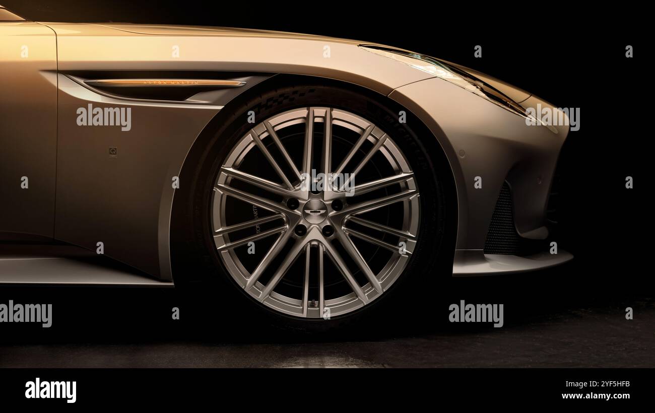 Non esclusiva: Aston Martin è orgogliosa di presentare la DB12 Goldfinger Edition, realizzata dal servizio di personalizzazione su misura del marchio ultra-lussuoso, Q b Foto Stock