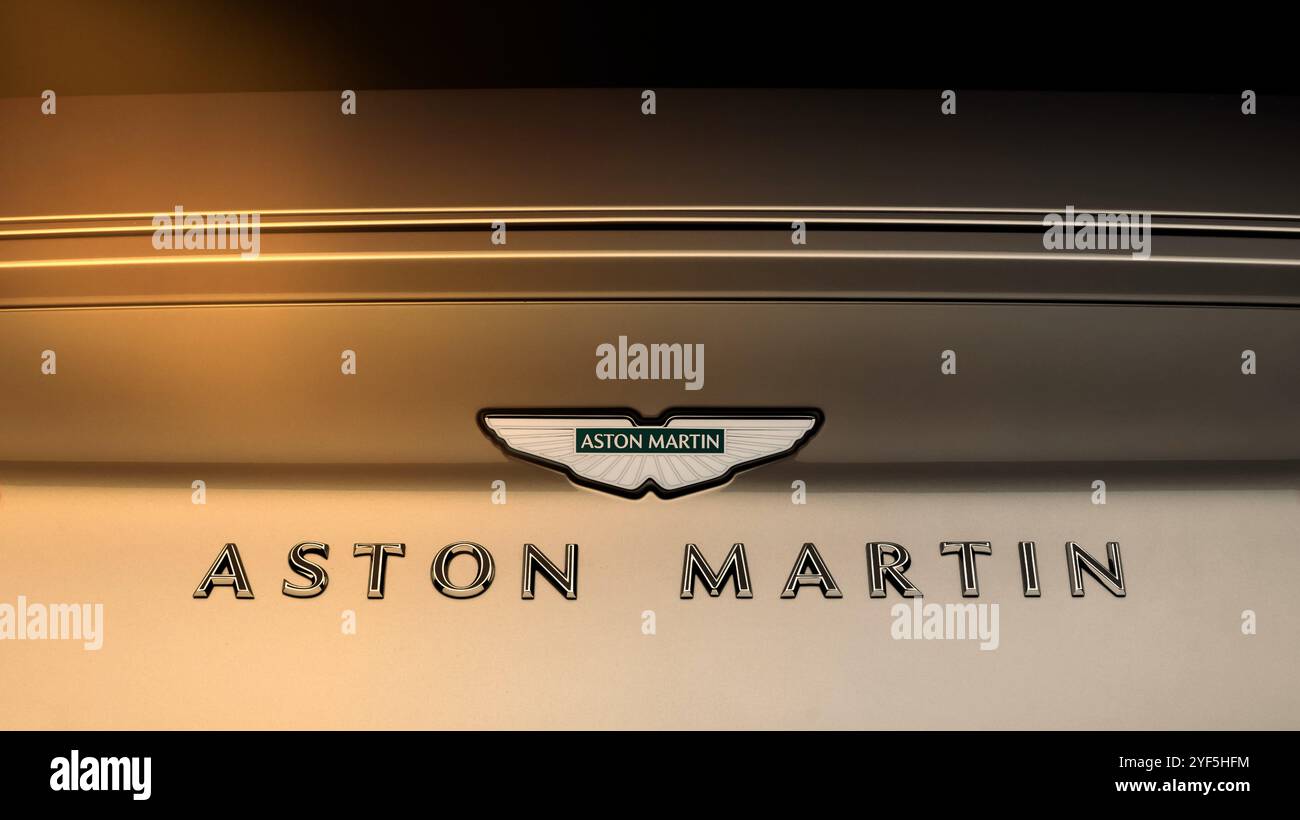 Non esclusiva: Aston Martin è orgogliosa di presentare la DB12 Goldfinger Edition, realizzata dal servizio di personalizzazione su misura del marchio ultra-lussuoso, Q b Foto Stock