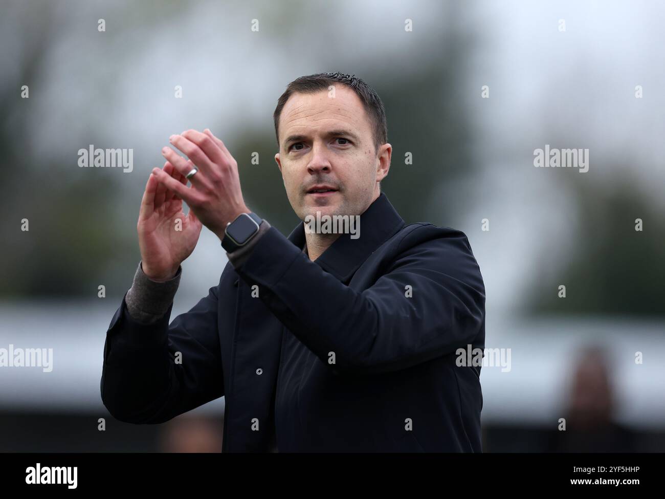 Il manager del Birmingham City Chris Davis celebra la vittoria della squadra nella partita del primo turno della Emirates fa Cup al VBS Community Stadium di Sutton. Data foto: Domenica 3 novembre 2024. Foto Stock