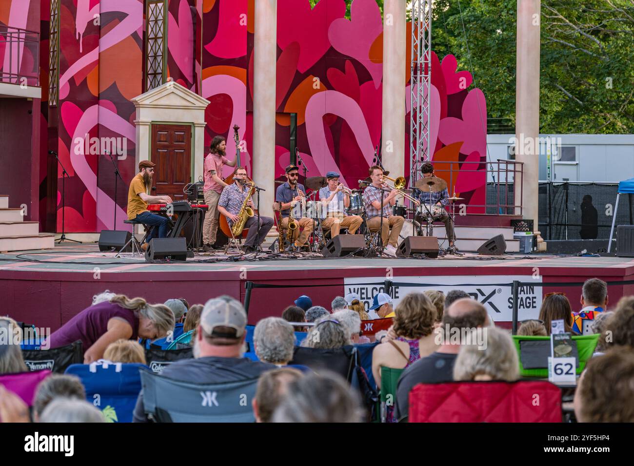 Portsmouth, New Hampshire, US-26 giugno 2024: I Substy po Boys si esibiscono in un concerto all'aperto al Prescott Park Arts Festival. Foto Stock