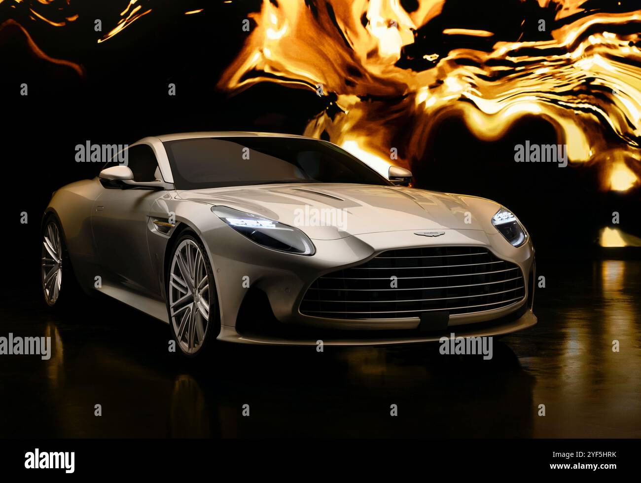Non esclusiva: Aston Martin è orgogliosa di presentare la DB12 Goldfinger Edition, realizzata dal servizio di personalizzazione su misura del marchio ultra-lussuoso, Q b Foto Stock