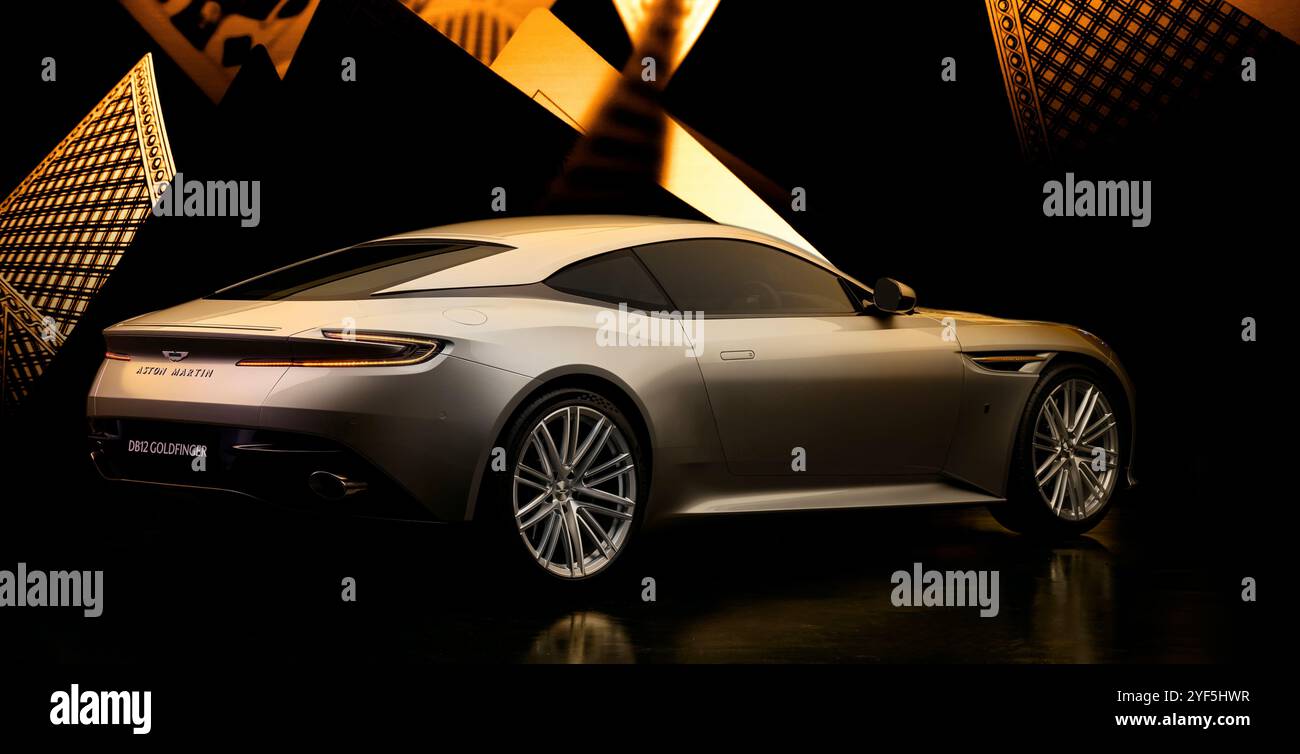 Non esclusiva: Aston Martin è orgogliosa di presentare la DB12 Goldfinger Edition, realizzata dal servizio di personalizzazione su misura del marchio ultra-lussuoso, Q b Foto Stock