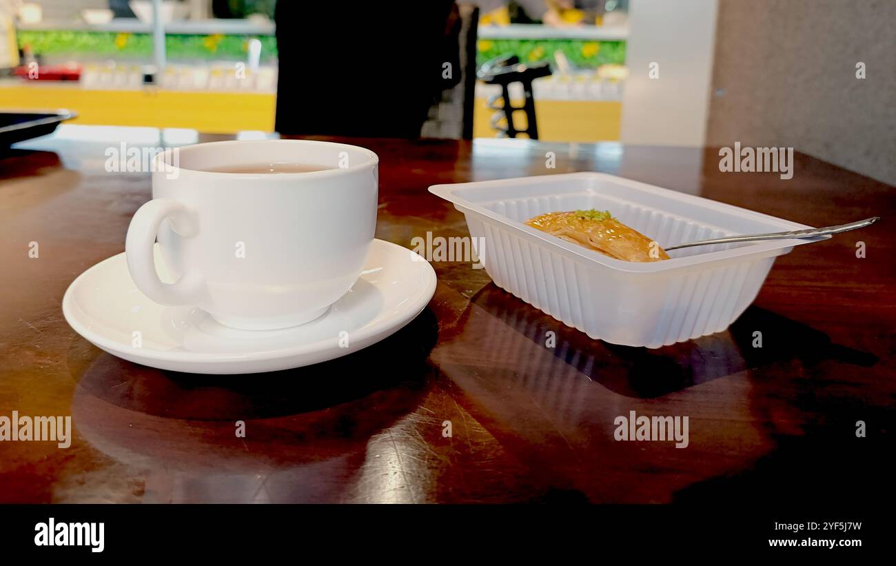 Tè nero azero servito con delizioso Baklava. Foto Stock