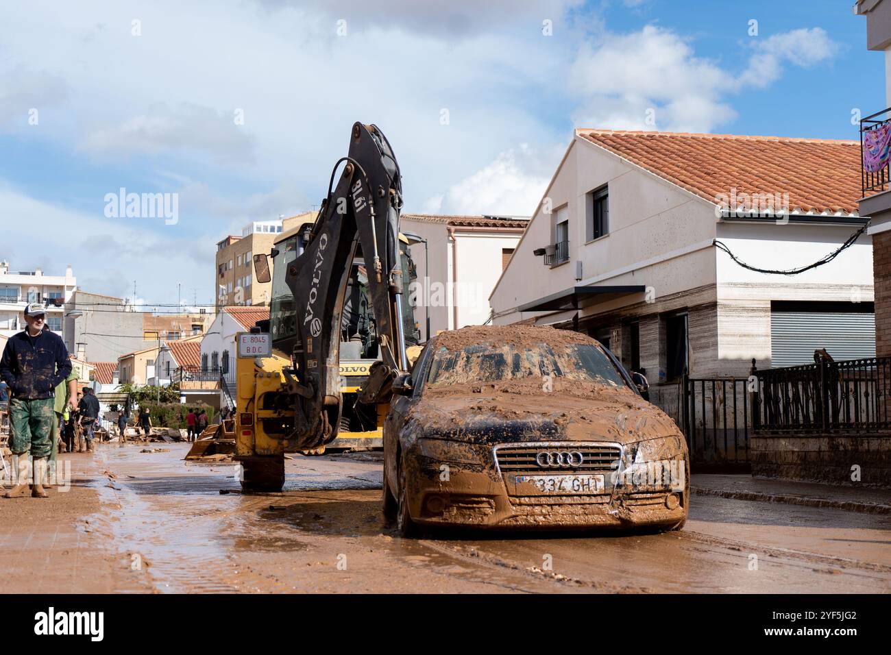 I residenti e i volontari sono visti pulire edifici, automobili e strade a Utiel dopo le inondazioni nella regione di Valencia. La Spagna ha subito la peggiore inondazione della storia recente, con un impatto particolare sull'area intorno alla città di Valencia. Almeno 202 persone sono morte lì. Foto Stock