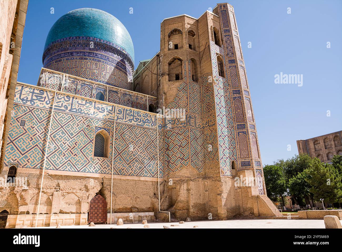 Vista laterale della moschea Bibi Khanum, con la cupola e le parti rovinate Foto Stock