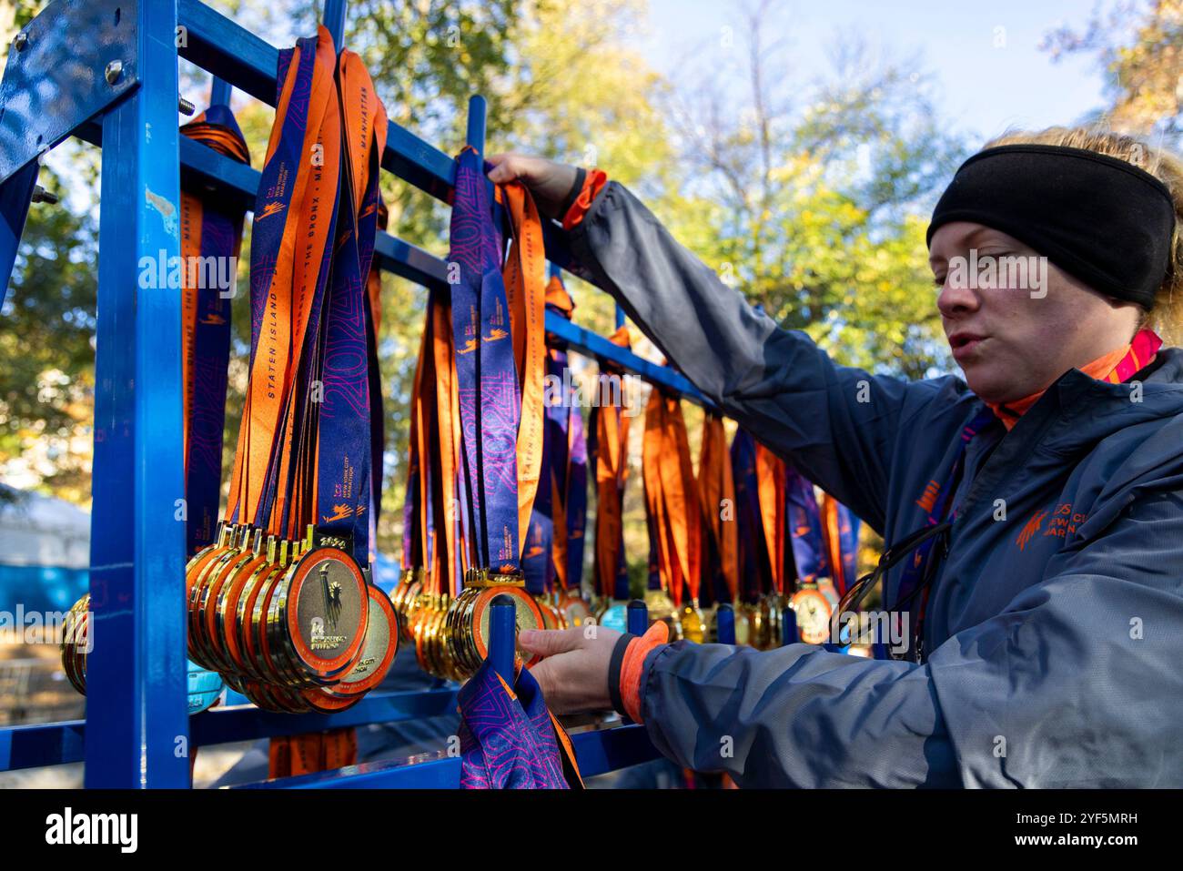 New York, Stati Uniti. 3 novembre 2024. La volontaria Danielle Couture-Craft prepara le medaglie al termine della NYRR TCS New York City Marathon 2024 a New York City domenica 3 novembre 2024. Oltre 50.000 corridori provenienti da New York City e da tutto il mondo corrono attraverso i cinque quartieri su un percorso che si snoda dal Verrazano Bridge prima di attraversare il traguardo da Tavern on the Green a Central Park. Foto di Corey Sipkin/UPI credito: UPI/Alamy Live News Foto Stock