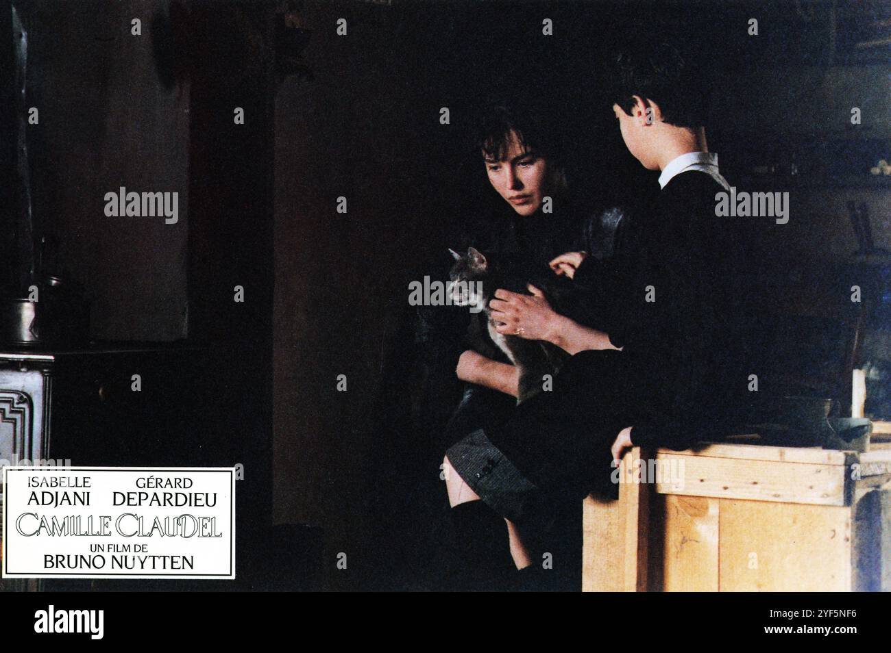 ISABELLE ADJANI e MARTIN BERLEAND con Cat in CAMILLE CLAUDEL 1988 regista BRUNO NUYTTEN basato sul libro di Reine-Marie Parigi scenario / dialogo Bruno Nuytten e Marilyn Goldin costume design Dominique Borg musica Gabriel Yared Les Films Christian Fechner / Lilith Films I.A. / Gaumont / France 2 (FR2) / Films A2 / DD Productions Foto Stock