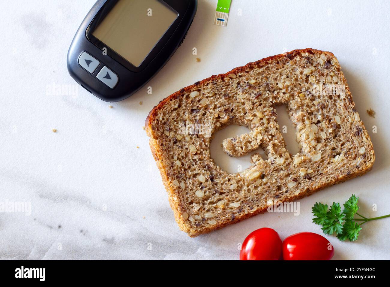 Fetta di pane integrale con intaglio gi simbolo, glucometro, indice glicemico, concetto creativo Foto Stock