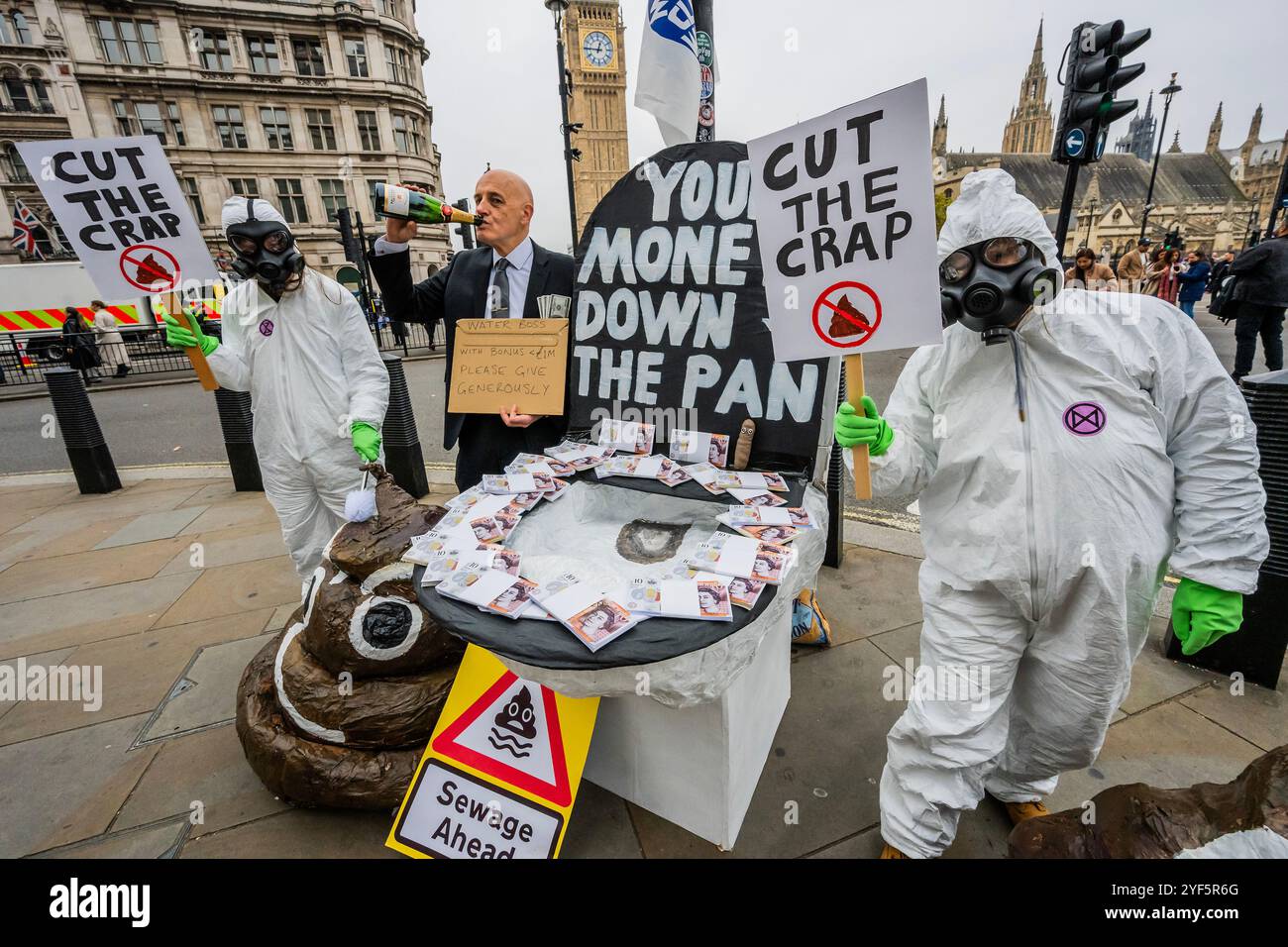 Londra, Regno Unito. 3 novembre 2024. Tagliate la roba fuori dal Parlamento - marcia per l'acqua pulita - ribellione dell'estinzione unitevi a una coalizione di River Action, Greenpeace & Surfers contro le acque reflue e figure di spicco come Chris Packham in una protesta pacifica, chiedendo acqua pulita e responsabilità reale. Sottolineano che "il Regno Unito è l'unico paese al mondo con un sistema idrico completamente privatizzato, eppure ci troviamo di fronte a 1.000 discariche illegali di acque reflue e che le aziende hanno ottenuto profitti per 78 miliardi di sterline”. Crediti: Guy Bell/Alamy Live News Foto Stock