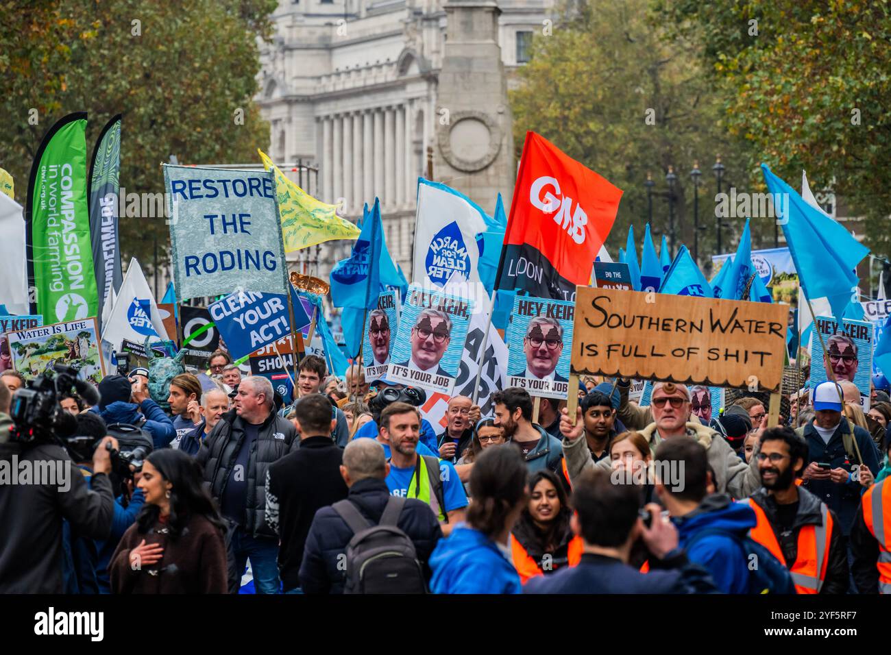 Londra, Regno Unito. 3 novembre 2024. L'enorme protesta passa per la strada di abbattimento a Whitehall - marcia per l'acqua pulita - ribellione dell'estinzione Unisciti a una coalizione di River Action, Greenpeace & Surfers contro le acque reflue e figure di spicco come Chris Packham in una protesta pacifica, chiedendo acqua pulita e responsabilità reale. Sottolineano che "il Regno Unito è l'unico paese al mondo con un sistema idrico completamente privatizzato, eppure ci troviamo di fronte a 1.000 discariche illegali di acque reflue e che le aziende hanno ottenuto profitti per 78 miliardi di sterline”. Crediti: Guy Bell/Alamy Live News Foto Stock