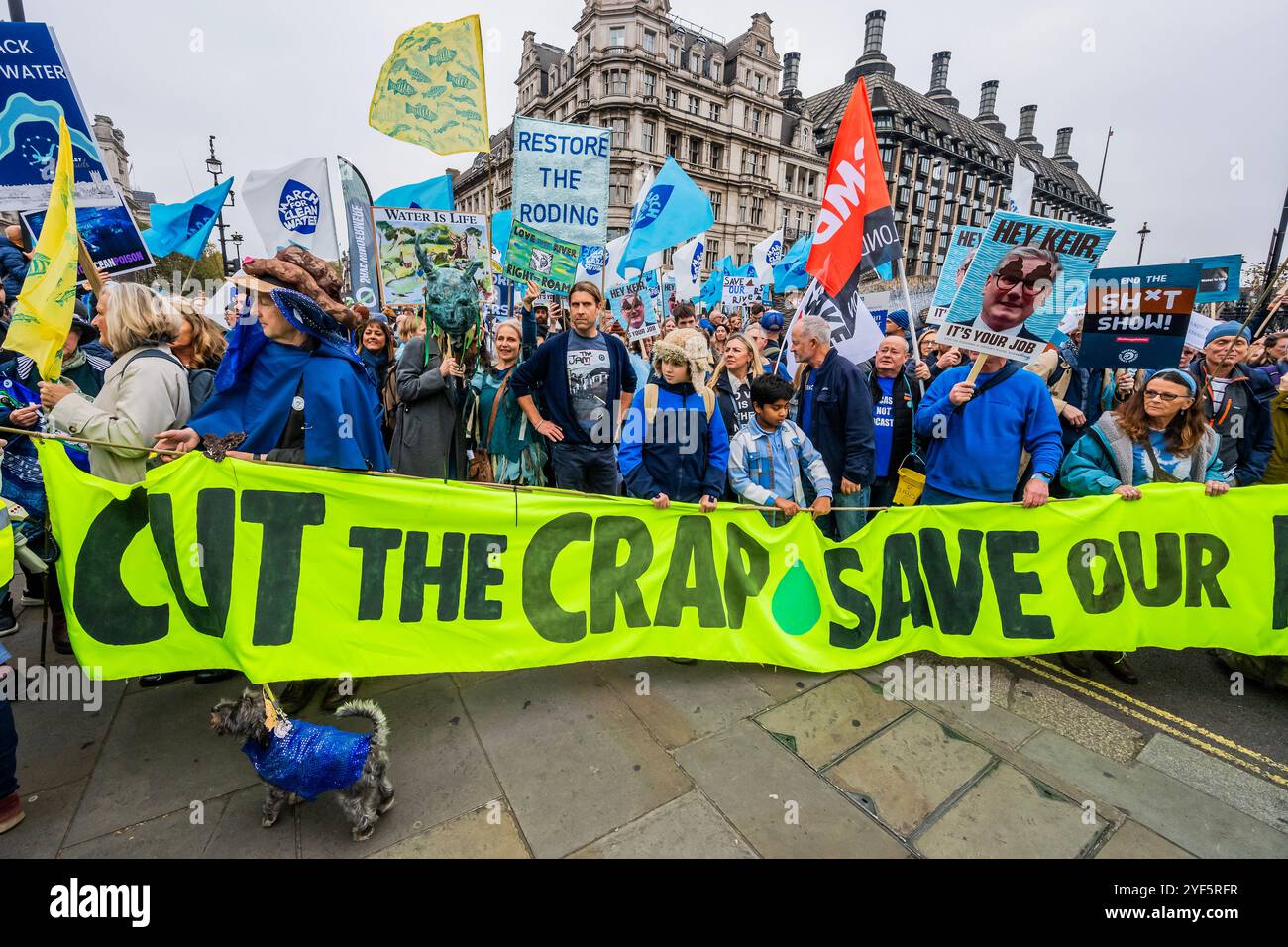 Londra, Regno Unito. 3 novembre 2024. The March for Clean Water entra in Parliament Square - Extinction Rebellion partecipa a una coalizione di River Action, Greenpeace & Surfers contro le acque reflue e figure di spicco come Chris Packham in una protesta pacifica, chiedendo acqua pulita e responsabilità reale. Sottolineano che "il Regno Unito è l'unico paese al mondo con un sistema idrico completamente privatizzato, eppure ci troviamo di fronte a 1.000 discariche illegali di acque reflue e che le aziende hanno ottenuto profitti per 78 miliardi di sterline”. Crediti: Guy Bell/Alamy Live News Foto Stock