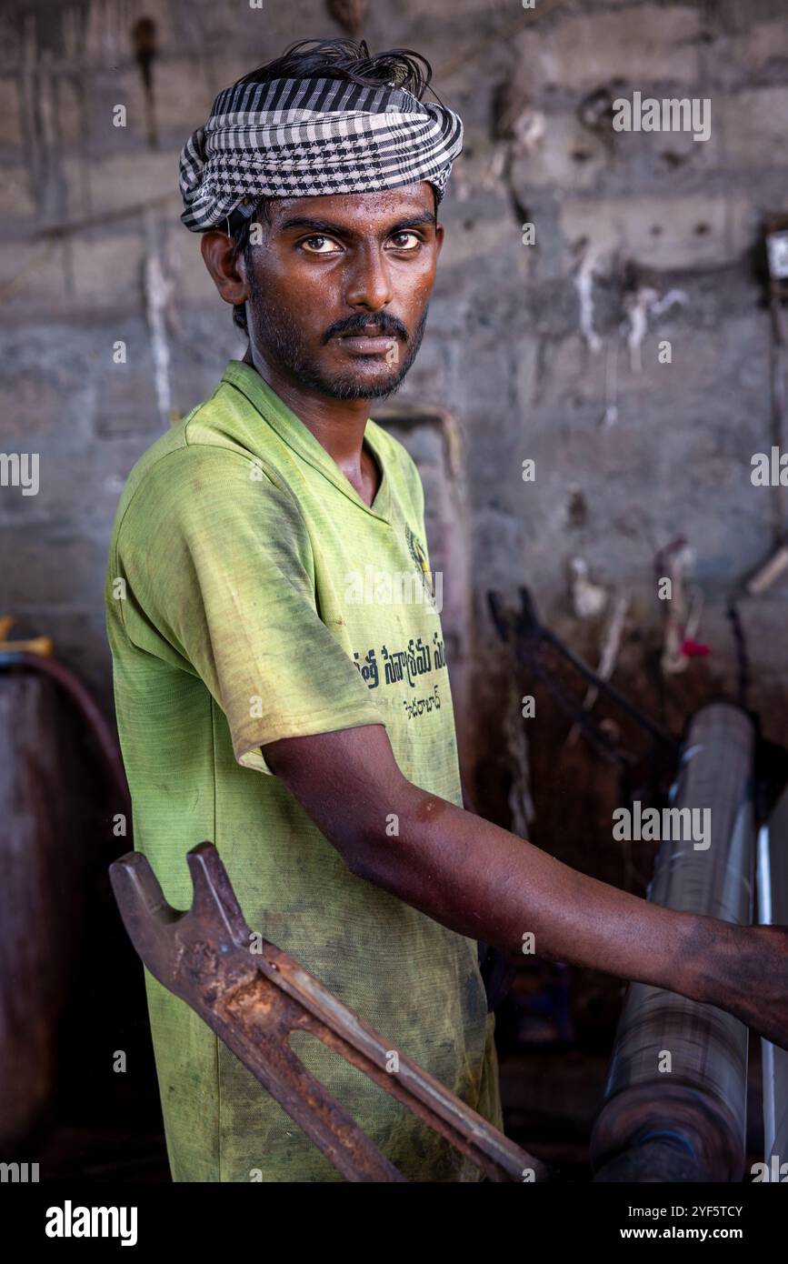 Ritratto di un lavoratore indiano di un laboratorio morente, Gujarat, India Foto Stock