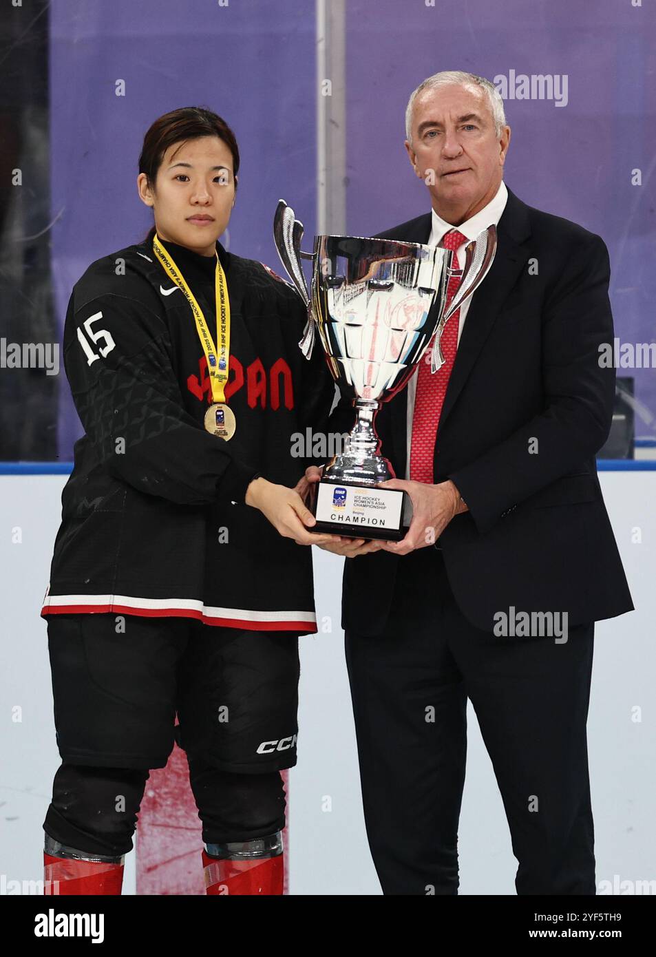 Pechino, Cina. 3 novembre 2024. Ukita Rui (L) del Giappone posa con il presidente della International Ice Hockey Federation (IIHF) Luc Tardif dopo aver ricevuto il trofeo del campionato per la sua squadra durante la cerimonia di awading del 2025 IIHF Ice Hockey Women's Asia Championship a Pechino, capitale della Cina, 3 novembre 2024. Crediti: Wang Kaiyan/Xinhua/Alamy Live News Foto Stock