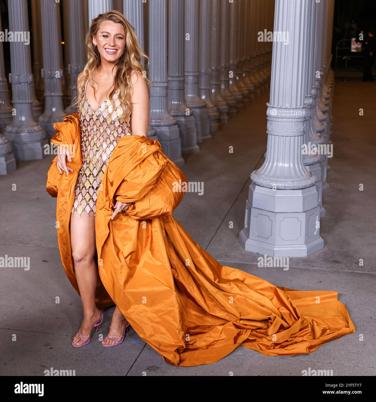 MIRACLE MILE, LOS ANGELES, CALIFORNIA, USA - 2 NOVEMBRE: Blake Lively arriva al 13° LACMA Art + Film Gala 2024 presentato da Gucci, tenutosi al Los Angeles County Museum of Art il 2 novembre 2024 a Miracle Mile, Los Angeles, California, Stati Uniti. (Foto di Xavier Collin/Image Press Agency) Foto Stock