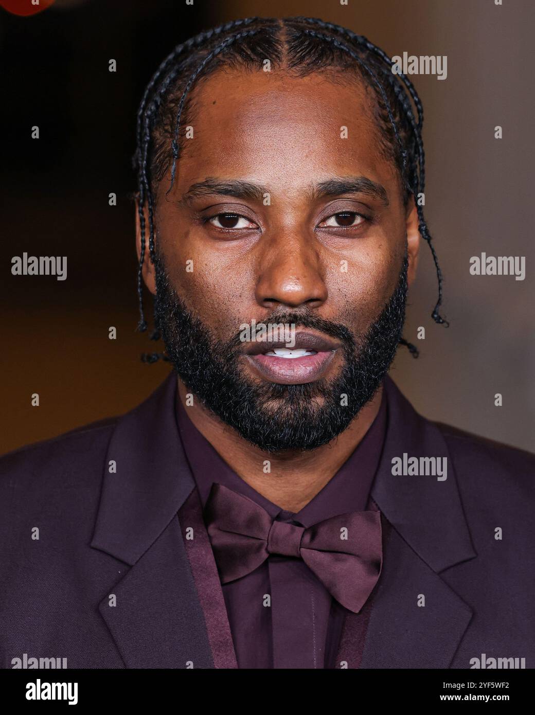 MIRACLE MILE, LOS ANGELES, CALIFORNIA, USA - 2 NOVEMBRE: John David Washington con Gucci arriva al 13° Annual LACMA Art + Film Gala 2024 presentato da Gucci, tenuto al Los Angeles County Museum of Art il 2 novembre 2024 a Miracle Mile, Los Angeles, California, Stati Uniti. (Foto di Xavier Collin/Image Press Agency) Foto Stock