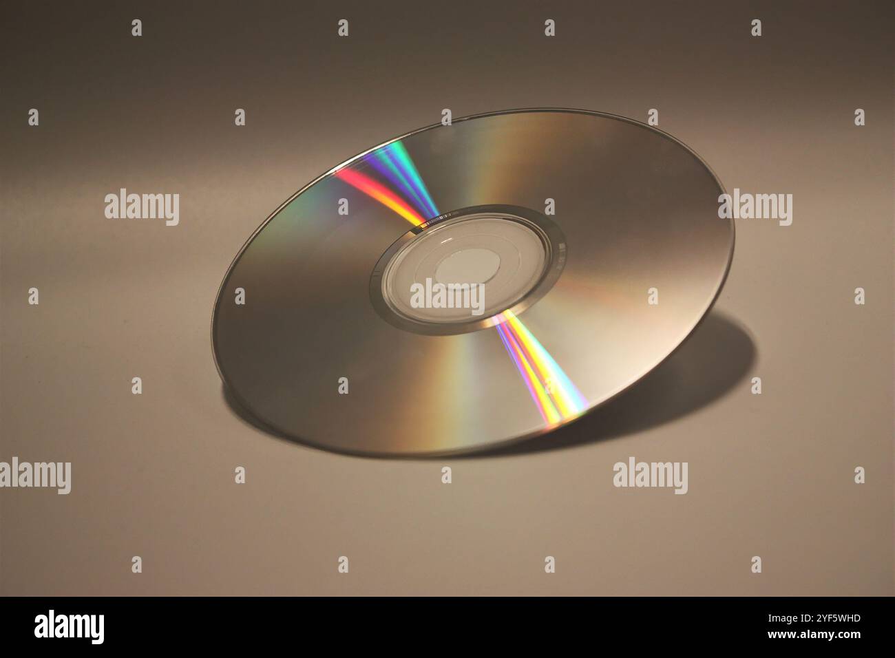 Un Compact Disc o un CD angolato alla luce Foto Stock