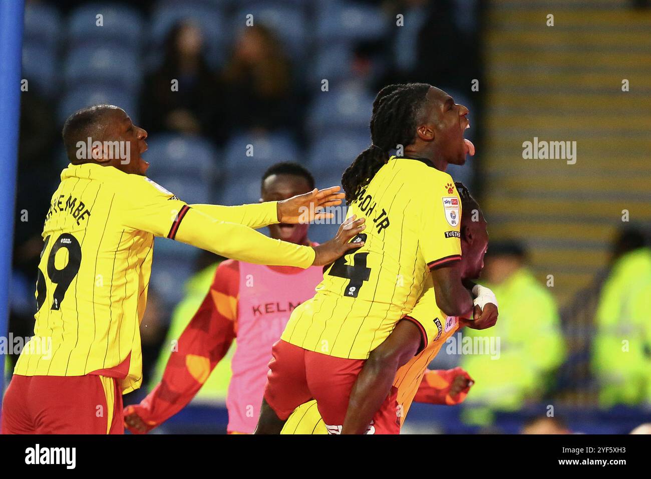 Hillsborough Stadium, Sheffield, Inghilterra - 2 novembre 2024 il marcatore Vakoun Issouf Bayo (19) di Watford festeggia con Pierre Dwomoh (14) e Edo Kayembe (39) dopo aver segnato lì 4° goal - durante la partita Sheffield Wednesday contro Watford, EFL Championship, 2024/25, Hillsborough Stadium, Sheffield, Inghilterra - 2 novembre 2024 crediti: Arthur Haigh/WhiteRosePhotos/Alamy Live News Foto Stock