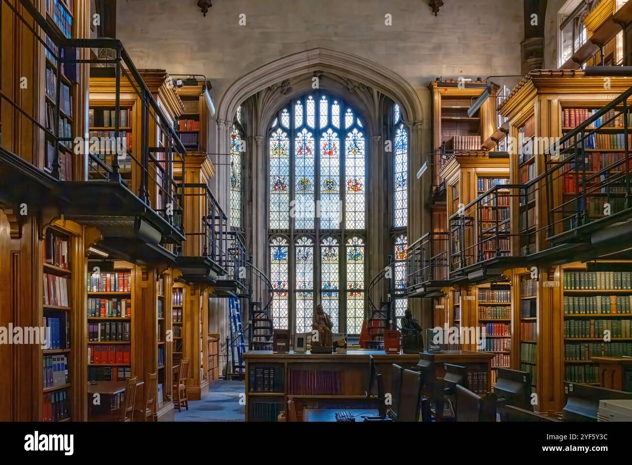 Vetrata colorata e scaffali nella Lincoln's Inn Library di Londra, Inghilterra. Foto Stock
