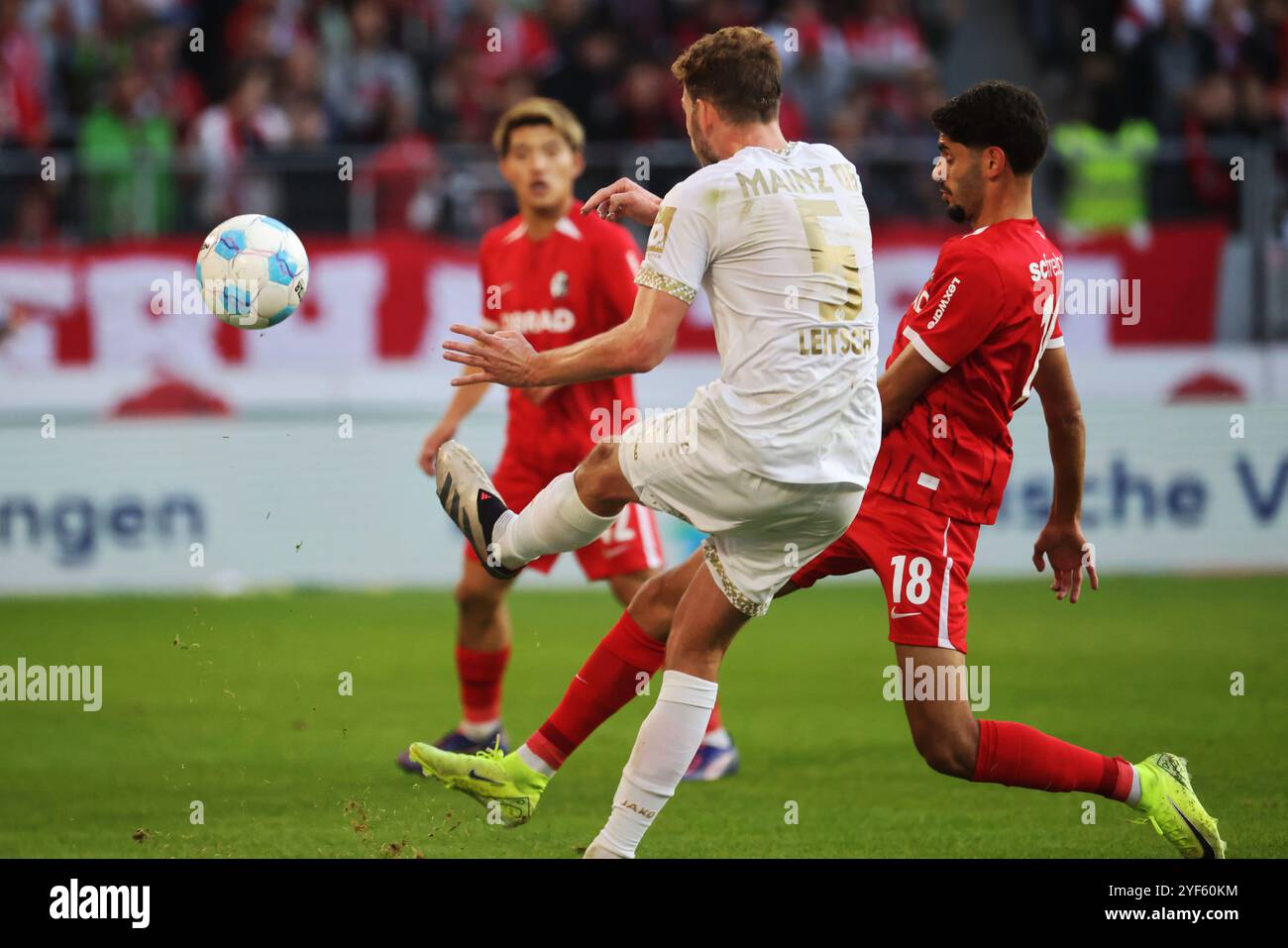 Friburgo Im Breisgau, Germania. 3 novembre 2024. Calcio: Bundesliga, SC Freiburg - FSV Mainz 05, Matchday 9, Europa-Park Stadium: Mainz' Maxim Leitsch (m) e Freiburg's Eren Sami Dinkci (r) sul pallone. Credito: Philipp von Ditfurth/dpa - NOTA IMPORTANTE: In conformità con le normative della DFL German Football League e della DFB German Football Association, è vietato utilizzare o far utilizzare fotografie scattate nello stadio e/o della partita sotto forma di immagini sequenziali e/o serie di foto video./dpa/Alamy Live News Foto Stock