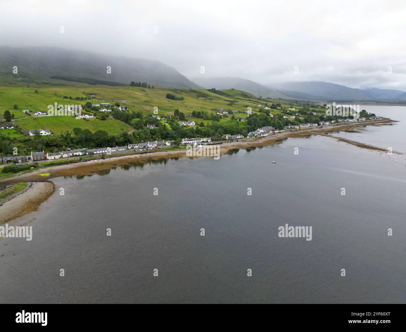 Vista aerea del villaggio scozzese di Lochcarron, accanto al loch, Wester Ross, Scozia, giugno 2024 Foto Stock